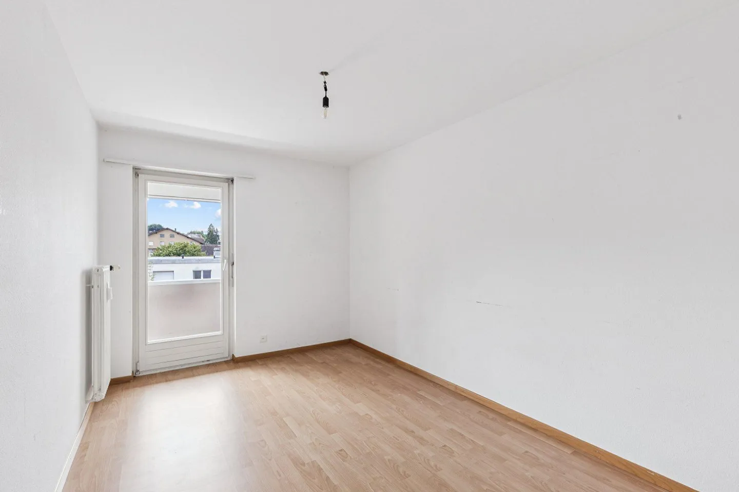 Charmante appartement de 3,5 pièces dans un endroit calme disponible immédiatement - Photo 3 sur 8