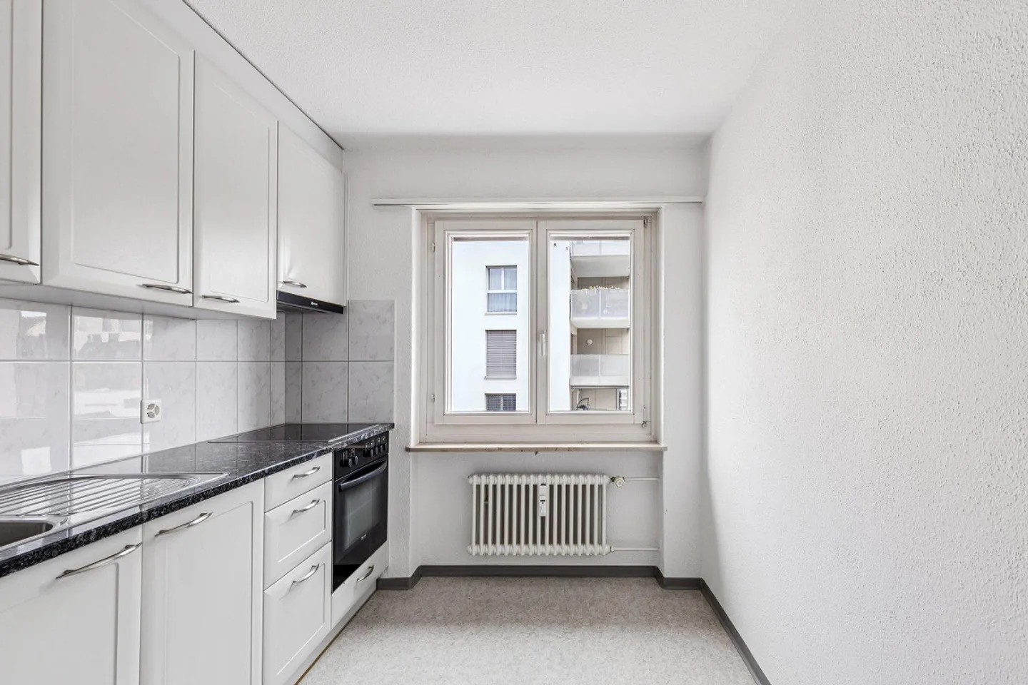 Charmante appartement de 3,5 pièces dans un endroit calme disponible immédiatement - Photo 4 sur 8