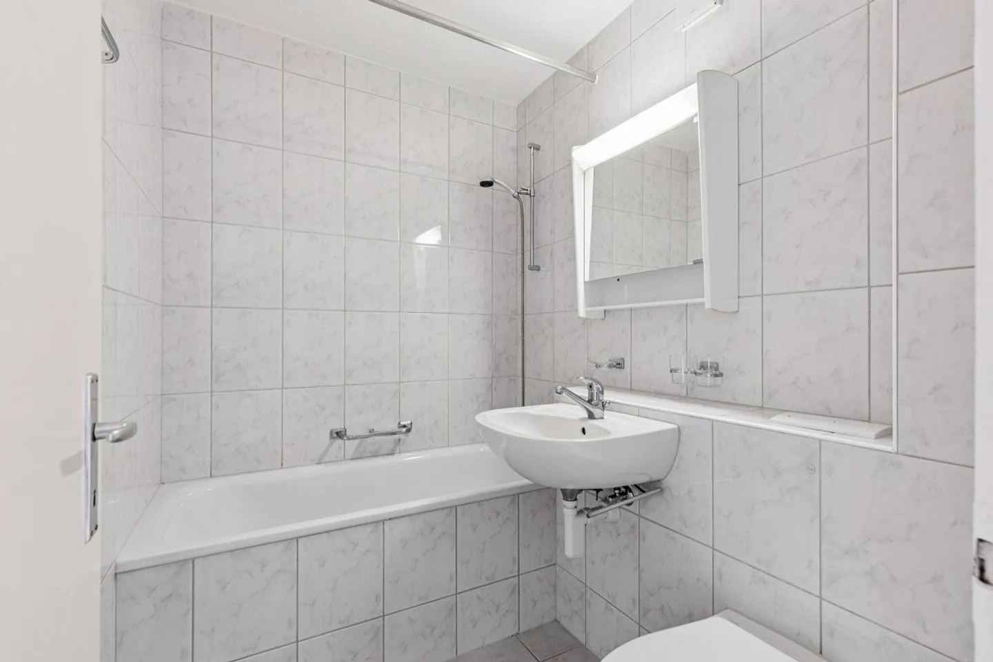 Charmante appartement de 3,5 pièces dans un endroit calme disponible immédiatement - Photo 5 sur 8
