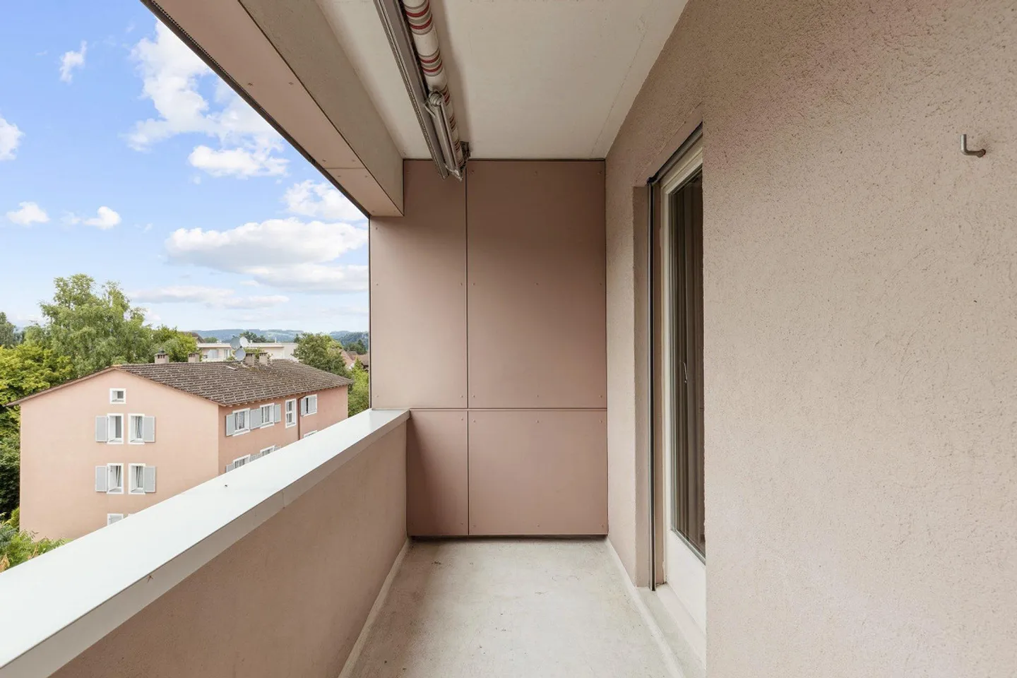 Charmante appartement de 3,5 pièces dans un endroit calme disponible immédiatement - Photo 6 sur 8