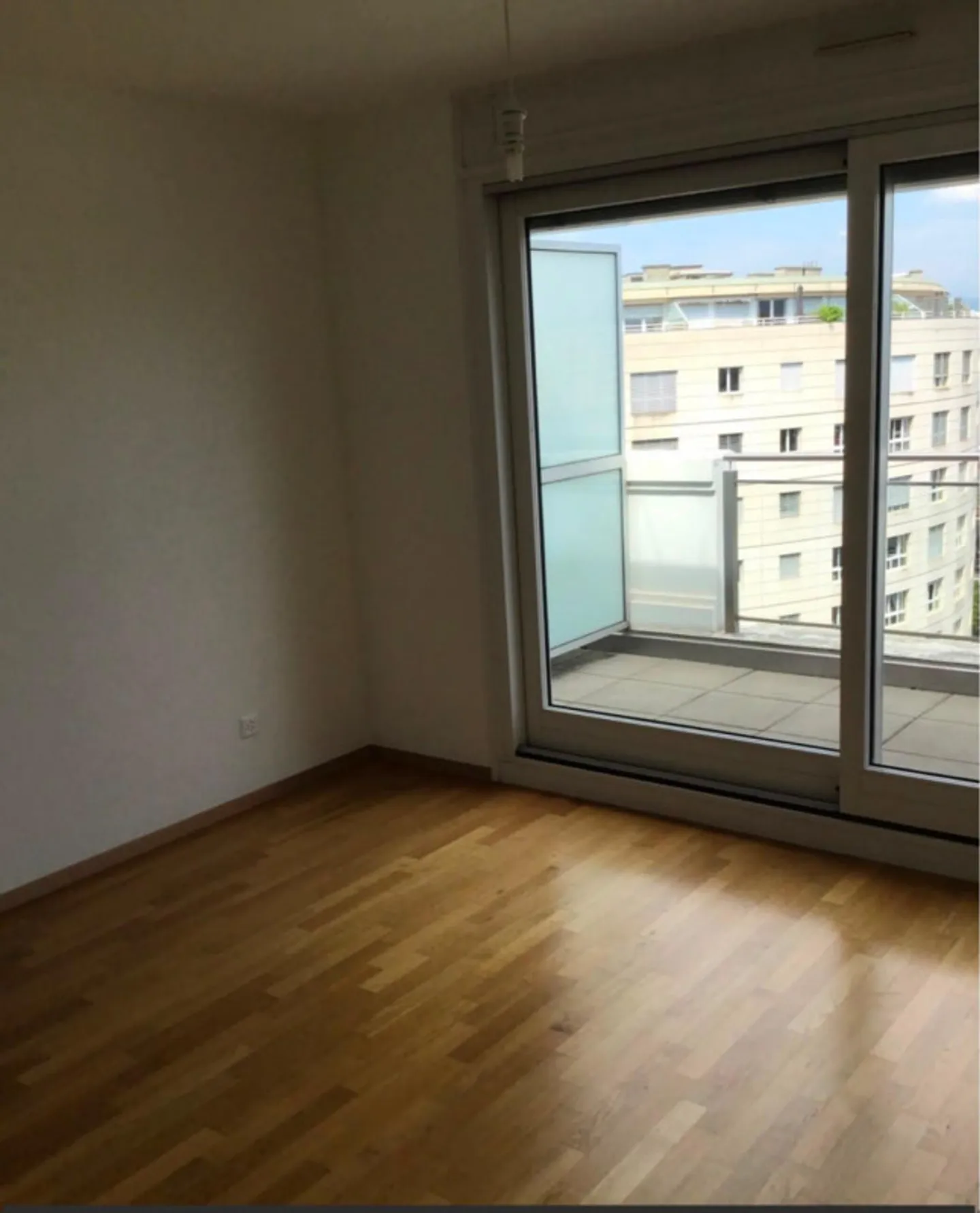 Übernahme des Mietvertrags für eine wunderschöne 4,5-Zimmer-Wohnung in der Nähe der Nationen - Foto 2 von 6
