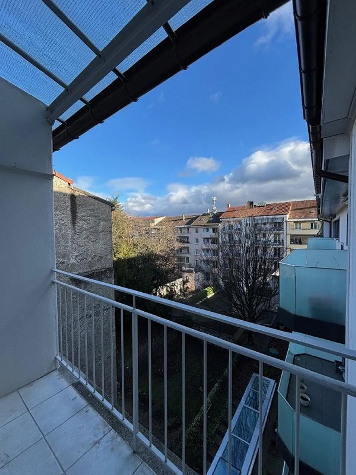 Appartamento luminoso in un vecchio edificio a Gundeli con balcone - Foto 7 di 7