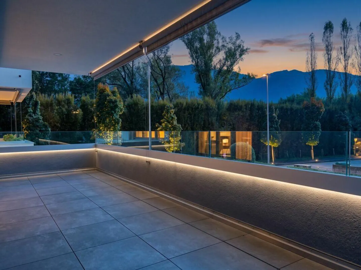 Exclusive 3.5 rooms with spacious terrace in Locarno - Photo 1 of 9