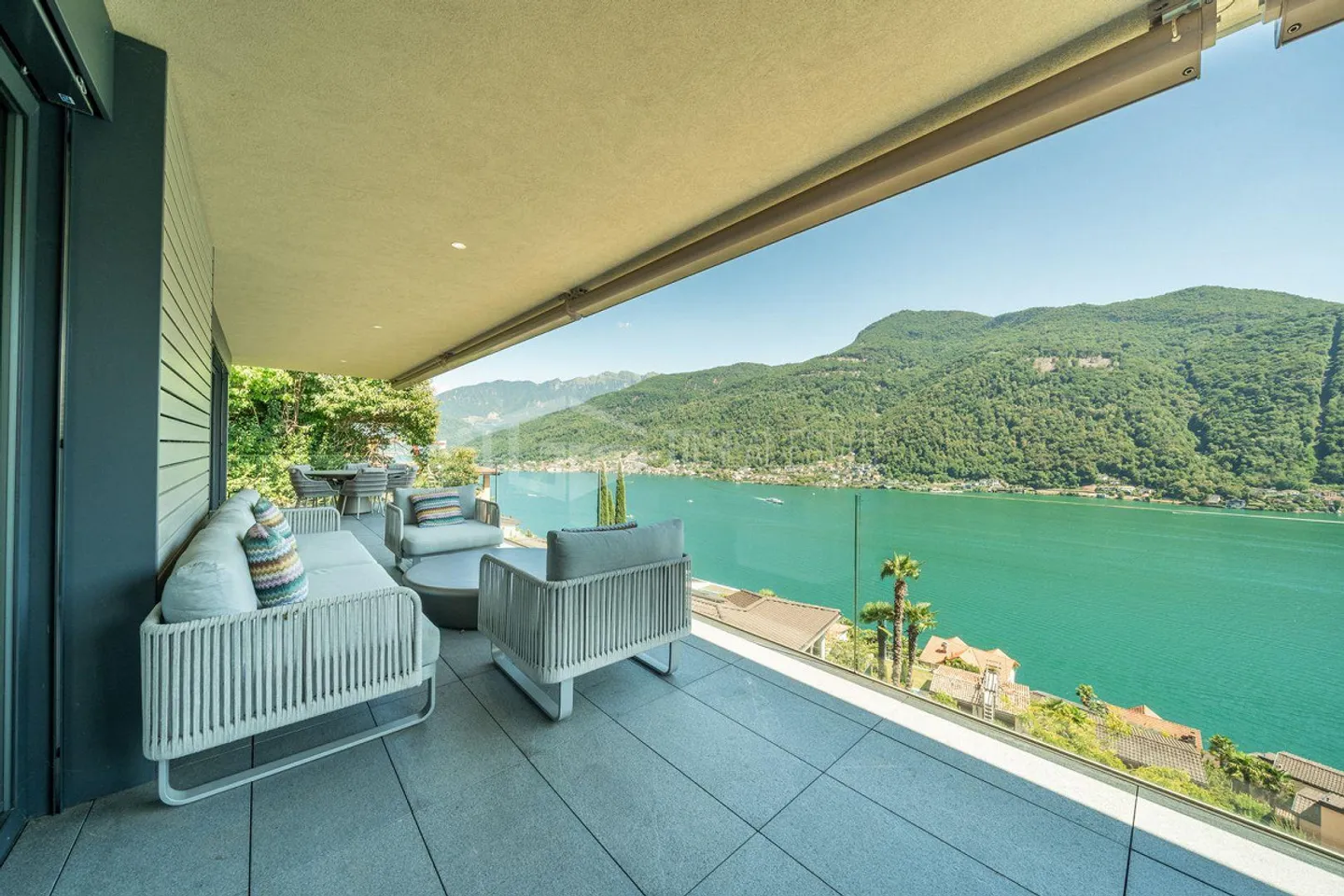 ELEGANTE APPARTAMENTO DI 4 LOCALI CON GIARDINO E VISTA LAGO - Photo 1 sur 19