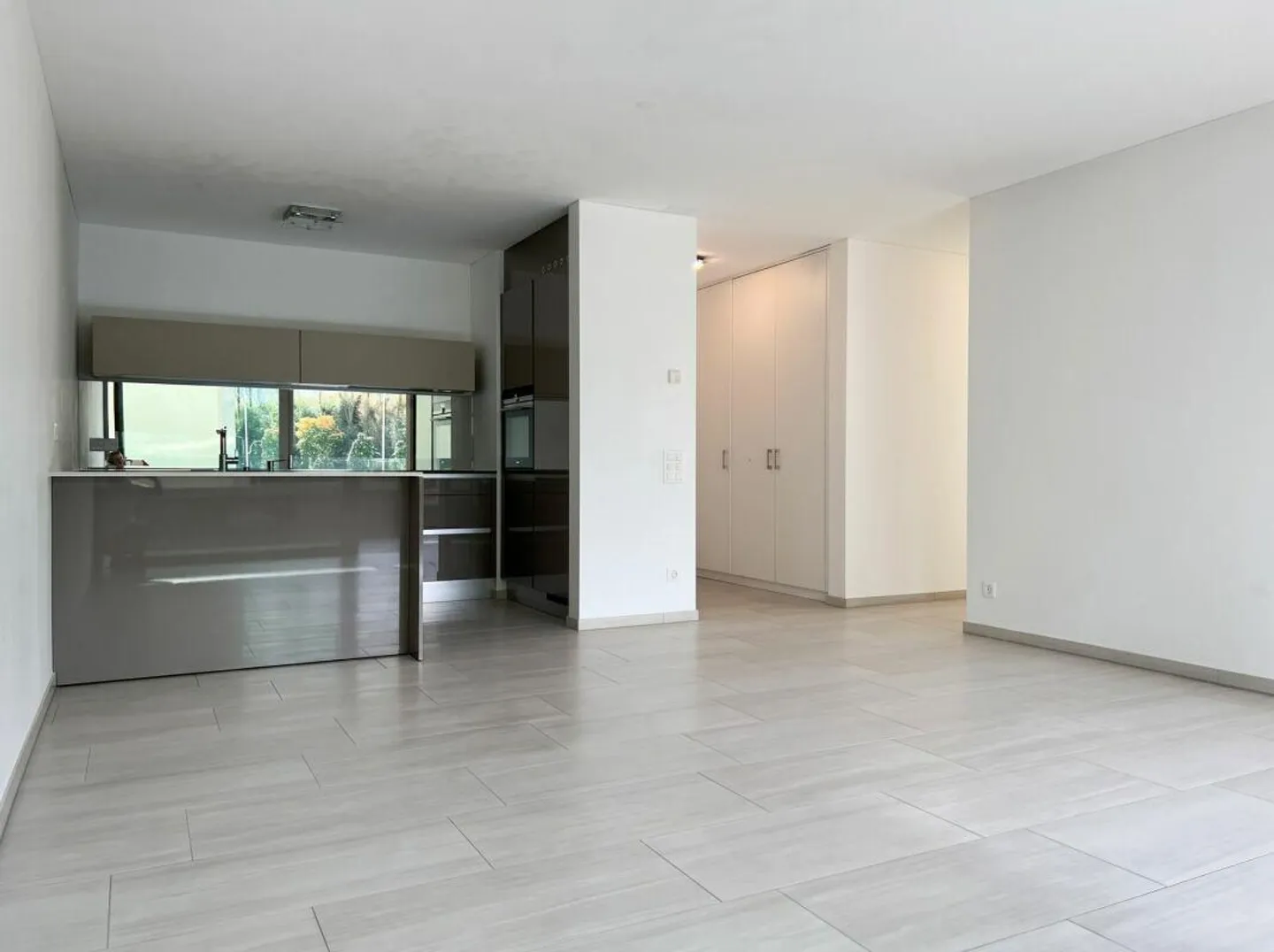Exclusive 3.5 rooms with spacious terrace in Locarno - Photo 2 of 9