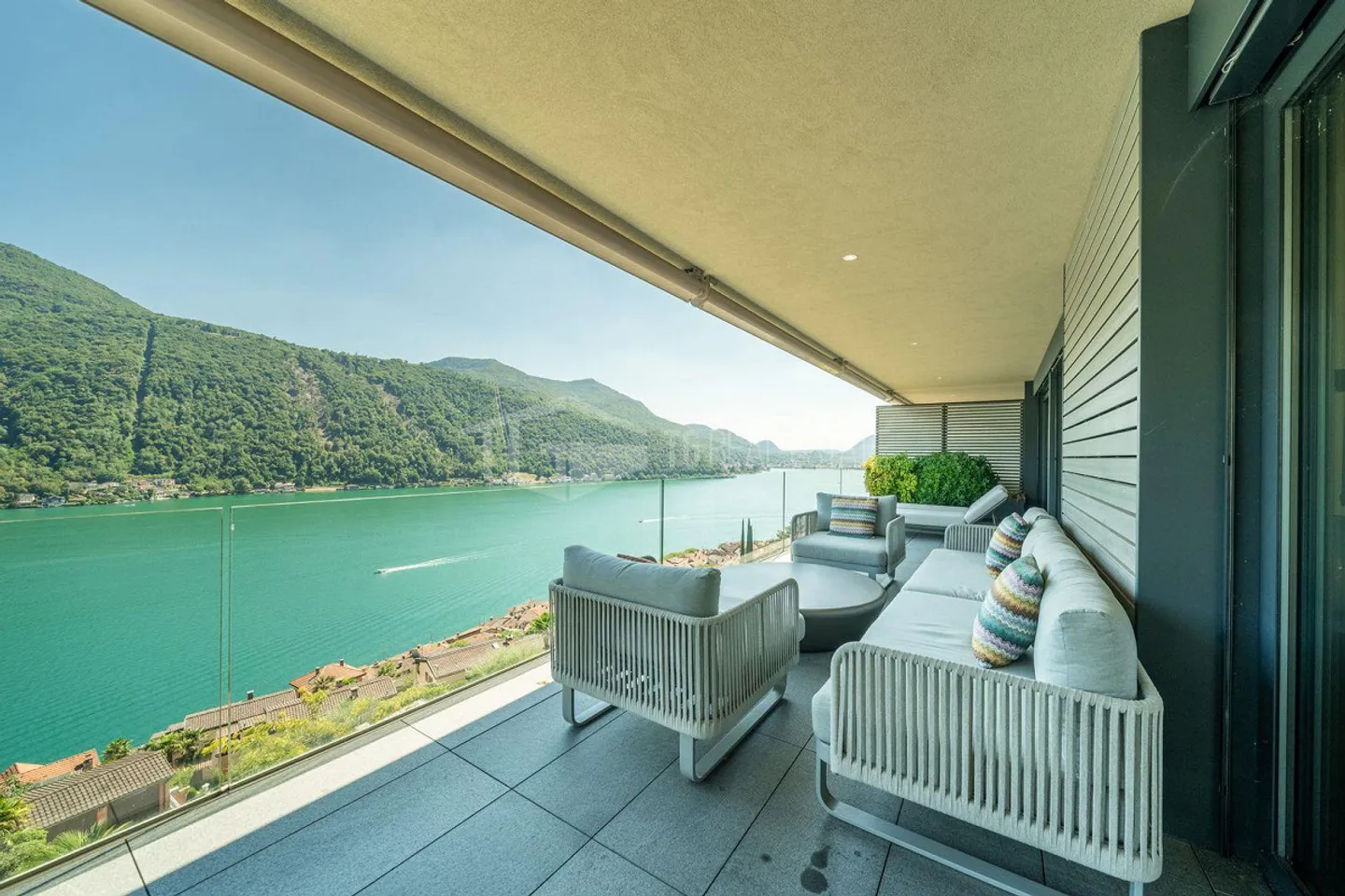 ELEGANTE APPARTAMENTO DI 4 LOCALI CON GIARDINO E VISTA LAGO - Photo 2 sur 19