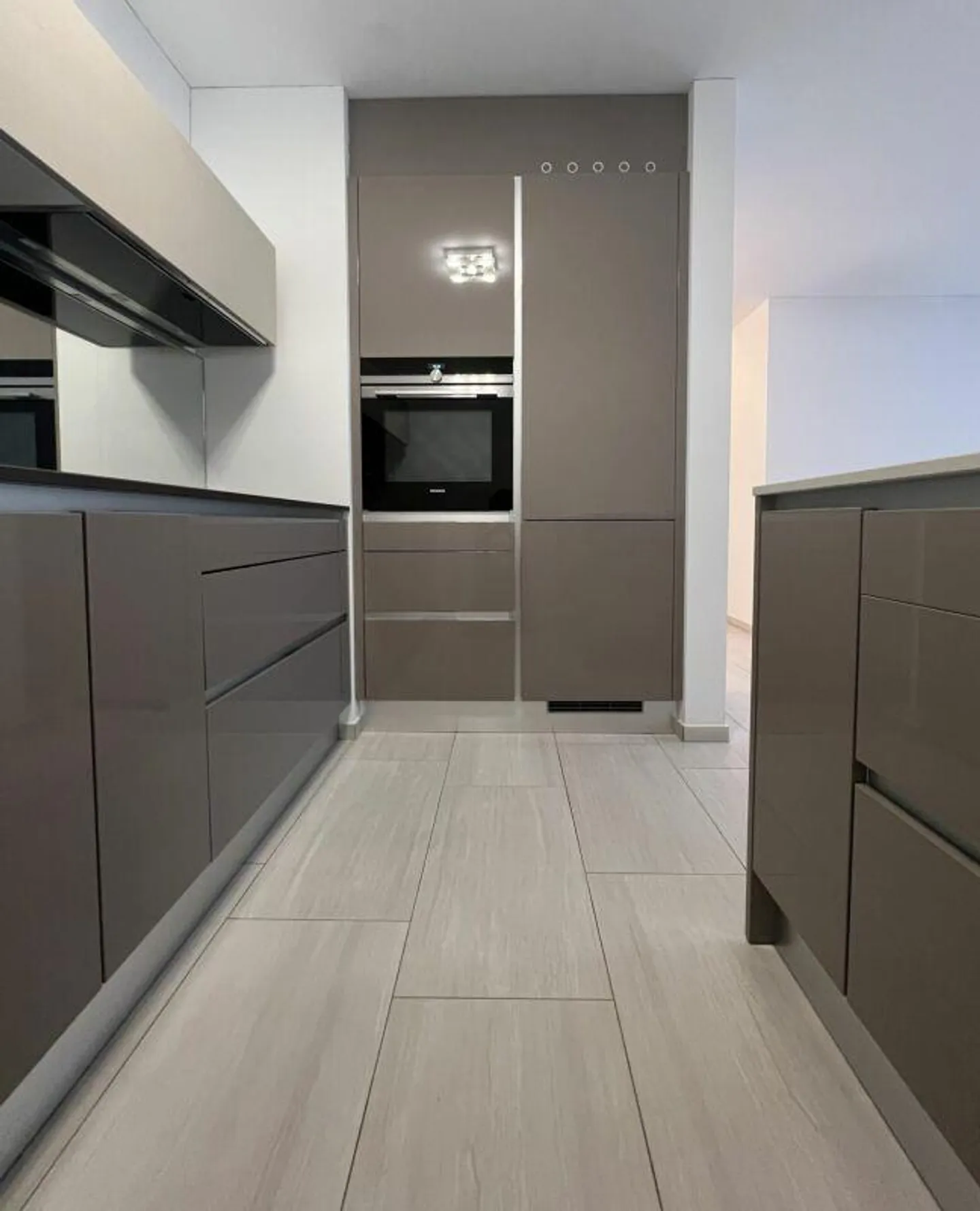 Exclusive 3.5 rooms with spacious terrace in Locarno - Photo 3 of 9