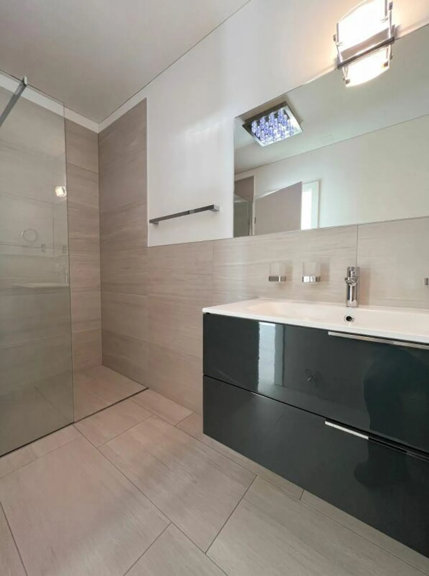 Exclusive 3.5 rooms with spacious terrace in Locarno - Photo 6 of 9