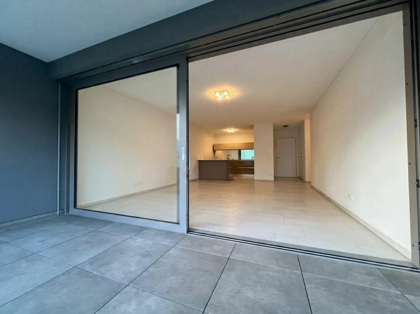 Exclusive 3.5 rooms with spacious terrace in Locarno - Photo 7 of 9