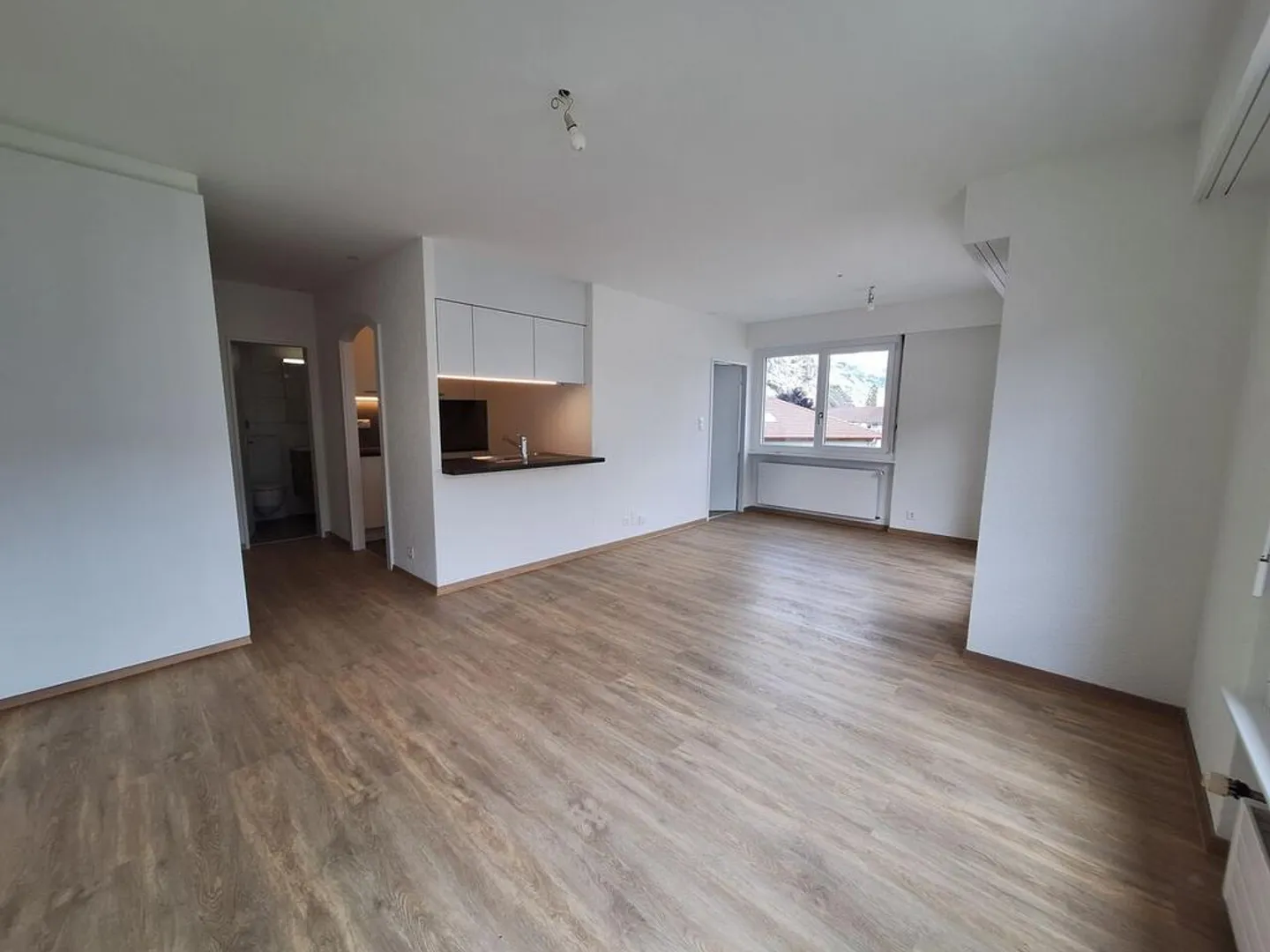 SION-CENTER - BEAUTIFUL 2.5-ROOM APARTMENT WITH BALCONY - Photo 3 of 7
