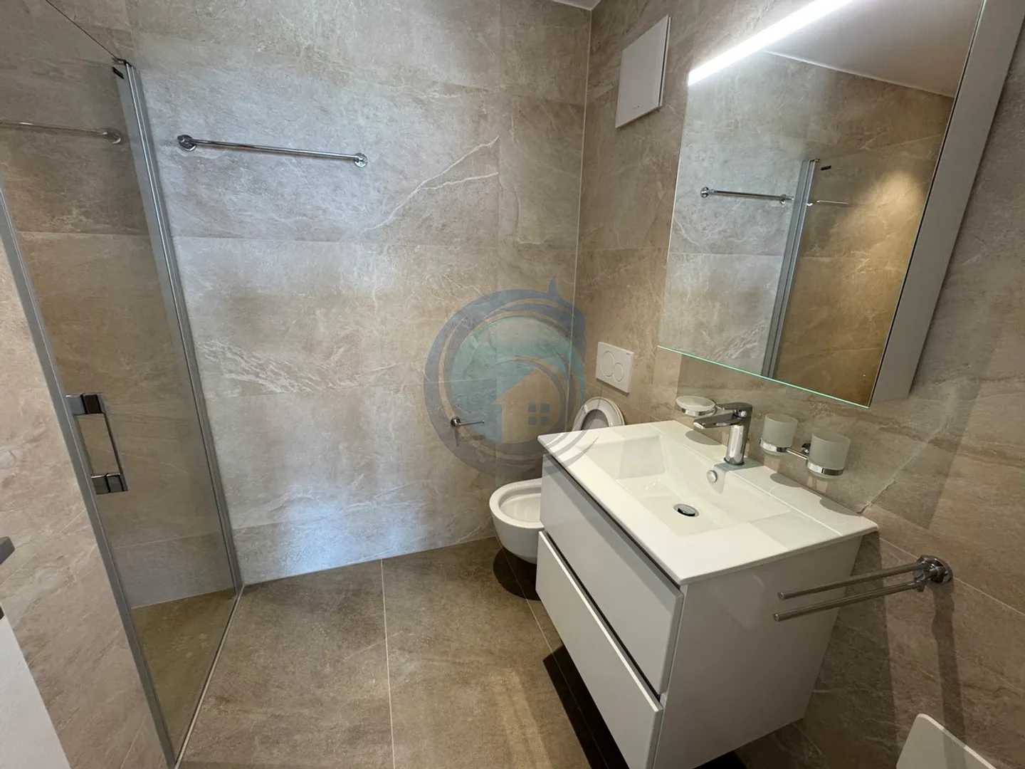 APPARTAMENTO DI NUOVA COSTRUZIONE CON 4,5 CAMERE E VISTA PANORAMICA SUL LAGO - Foto 10 di 14