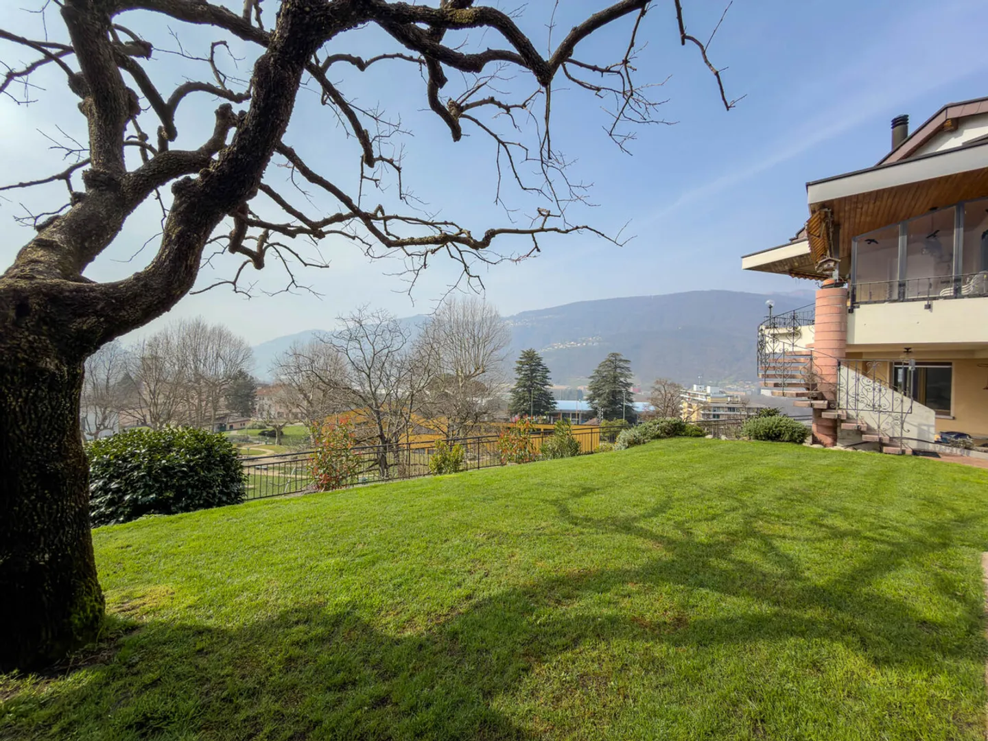 Duplex und Gartenhaus in Vezia - Foto 1 von 19