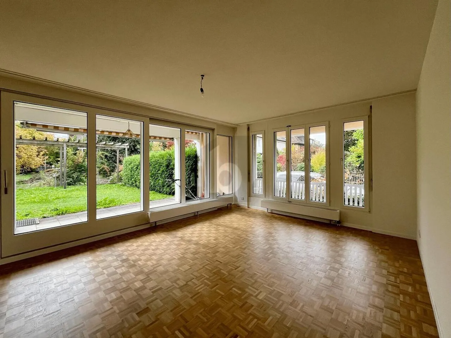 GRANDE JARDIN ET CUISINE FRAÎCHEMENT RÉNOVÉE - Photo 3 sur 6