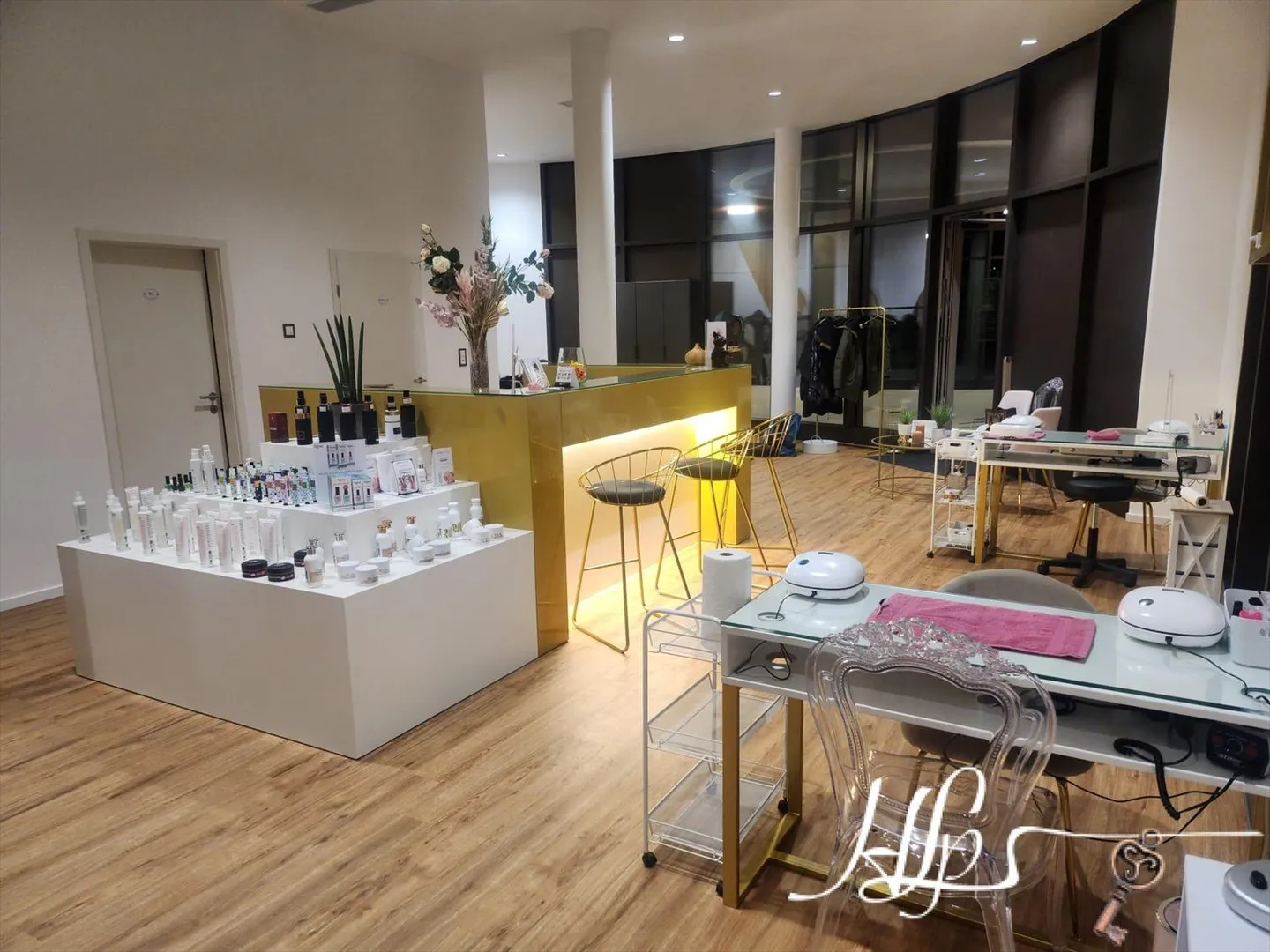 Arcade - Photo 1 of 4