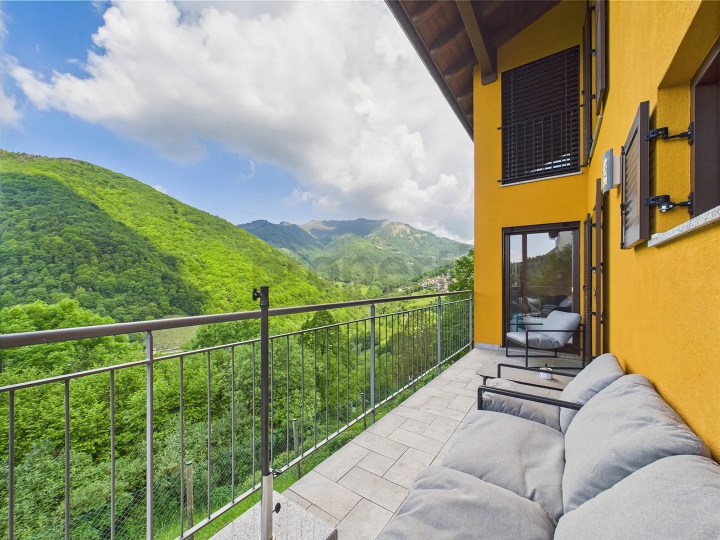 Unique single-family home in Cabbio – 5.5 rooms, three levels, mountain view - Photo 11 of 13