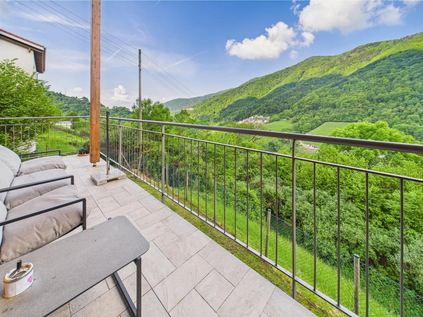 Unique single-family home in Cabbio – 5.5 rooms, three levels, mountain view - Photo 12 of 13