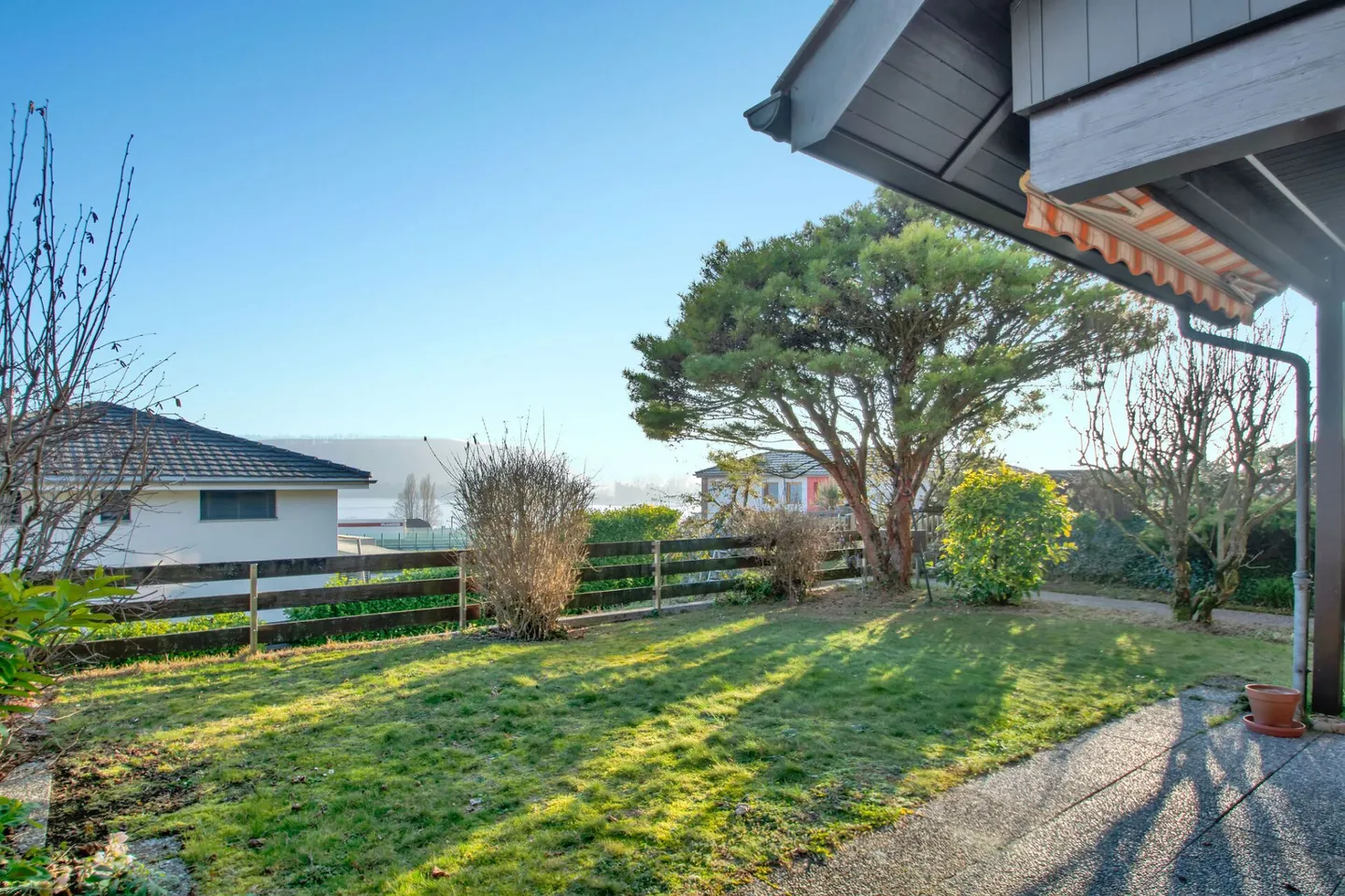 Le Landeron, Doppelhaushälfte mit 5,5 Zimmern, Garage, Parkplatz - Foto 1 von 3