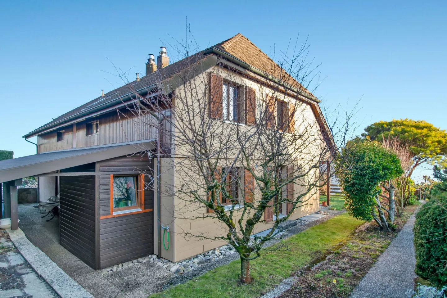Le Landeron, Doppelhaushälfte mit 5,5 Zimmern, Garage, Parkplatz - Foto 2 von 3