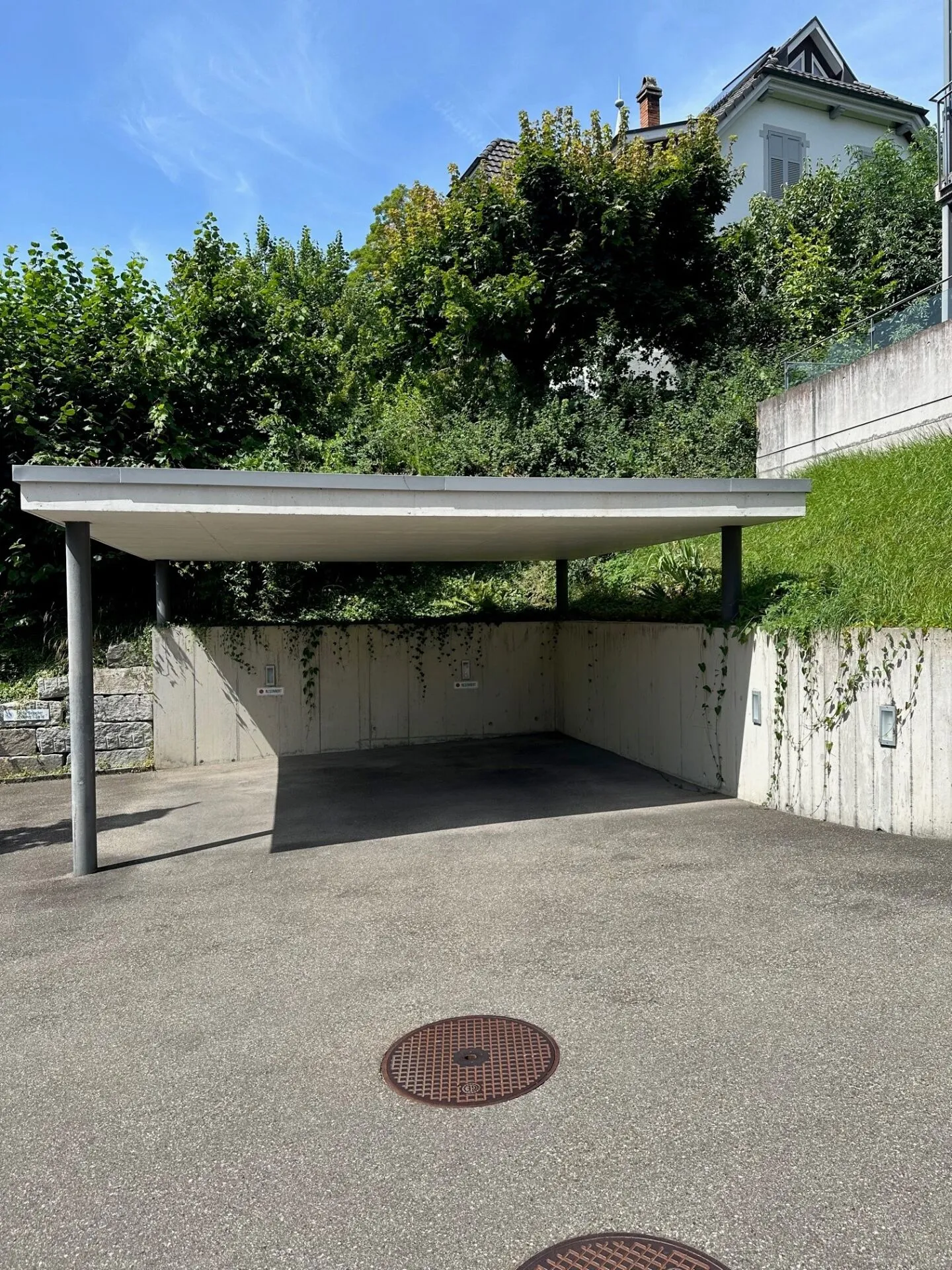 Gedeckter Parkplatz - Foto 2 von 3