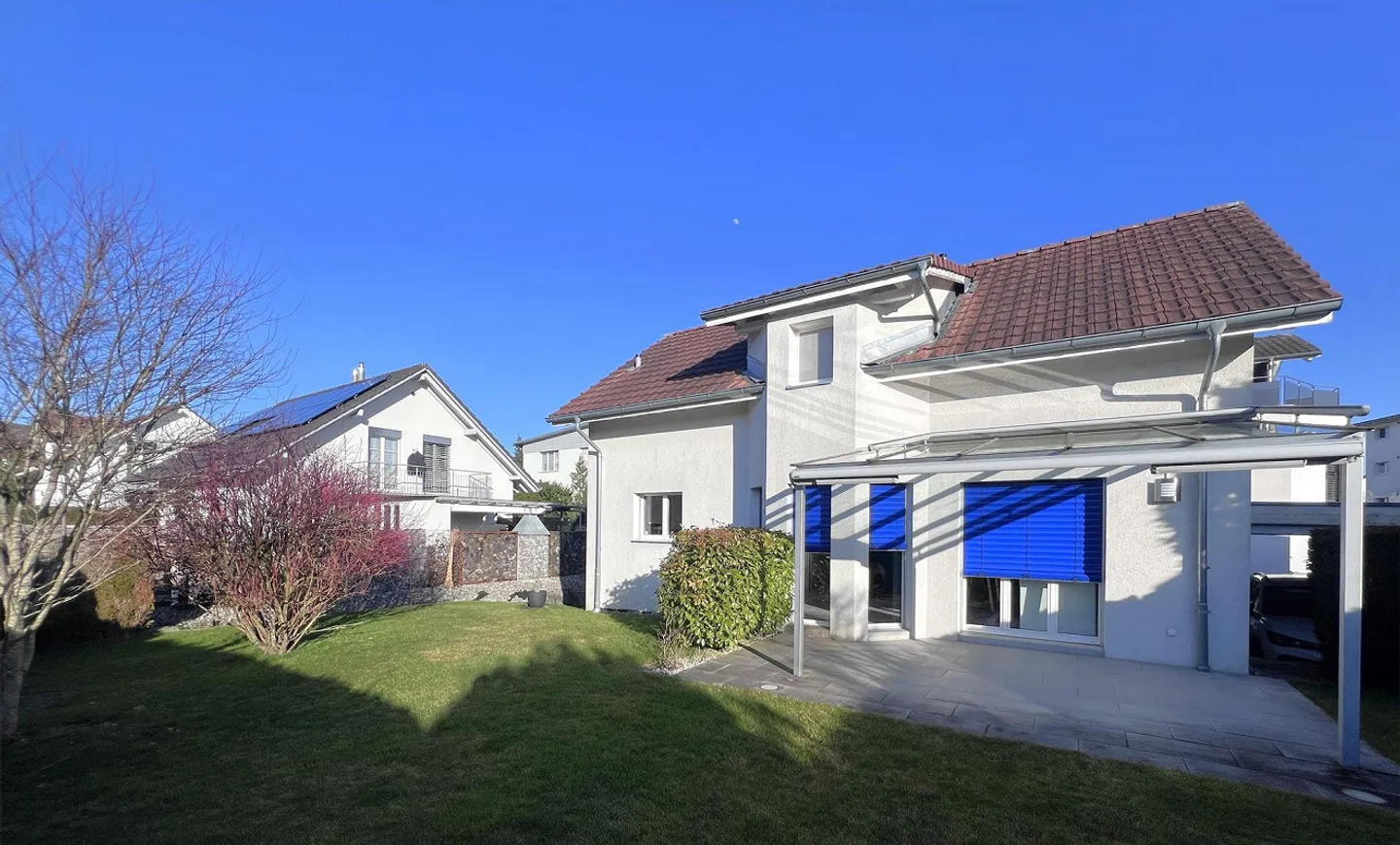 Casa unifamiliare ben tenuta in una zona residenziale attraente - Foto 1 di 10