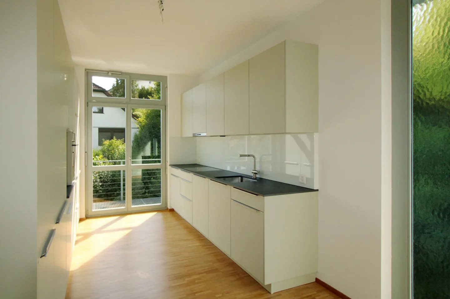 First rental of large 4-room apartment in Seon - Photo 4 of 9