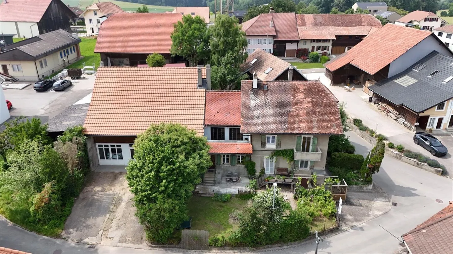 Corps de ferme de 820 m² comprenant 3 appartements et 2 granges partiellement ré - Photo 2 sur 13