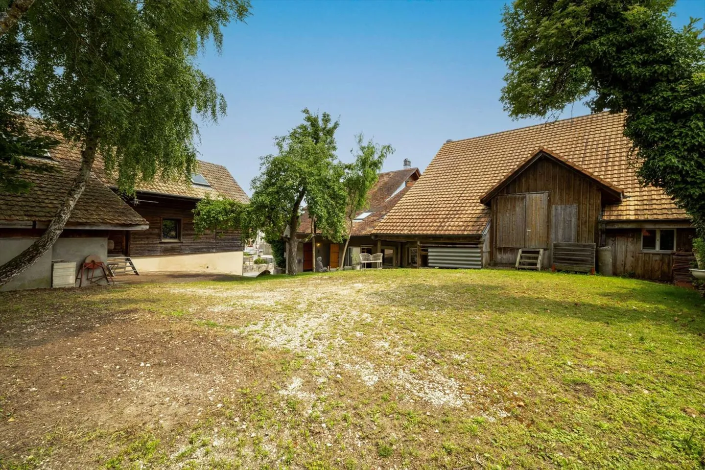 Corps de ferme de 820 m² comprenant 3 appartements et 2 granges partiellement ré - Photo 3 sur 13