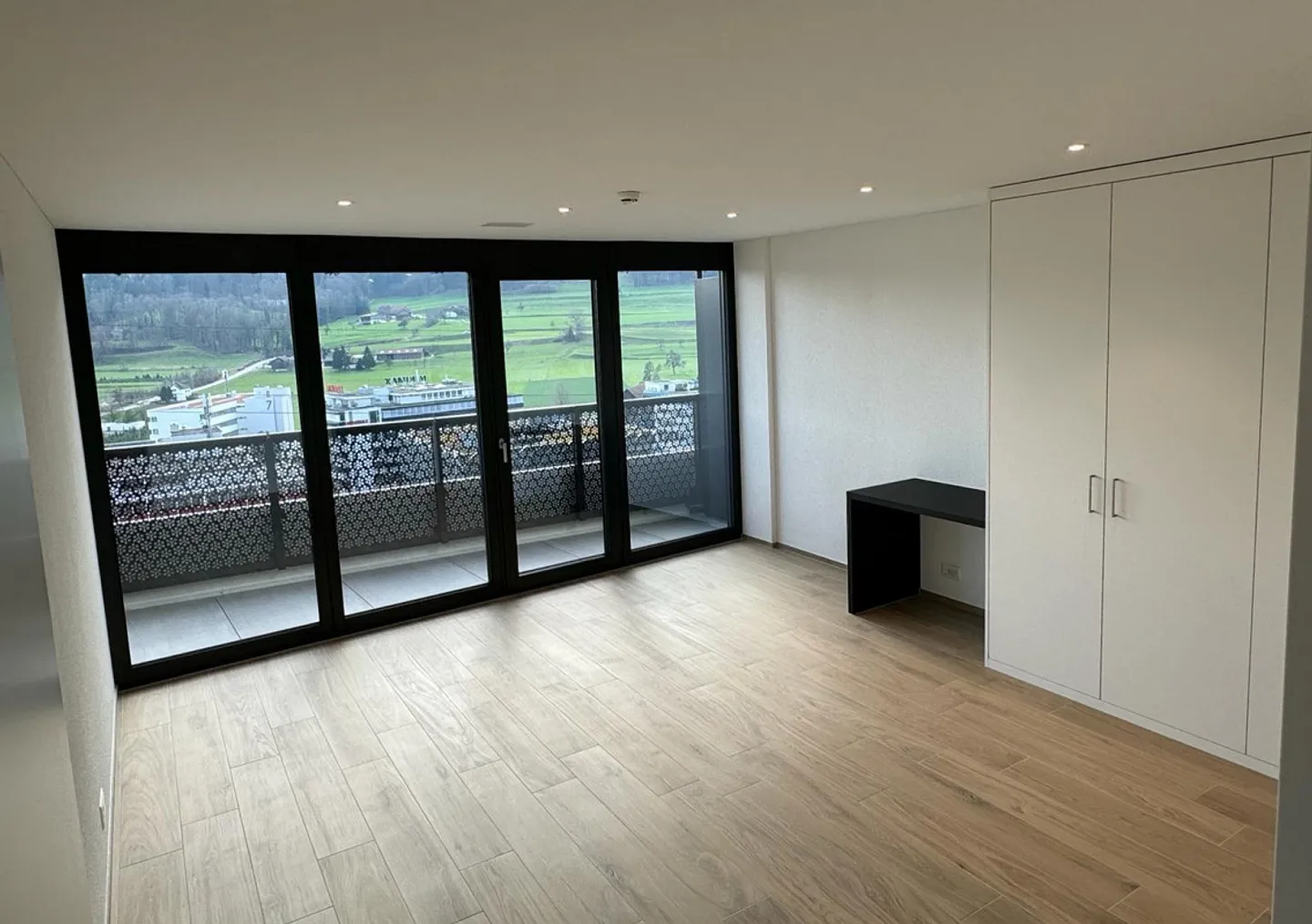 Appartement d'angle exclusif de 2,5 pièces avec panorama alpin au 13ème étage - Photo 3 sur 11