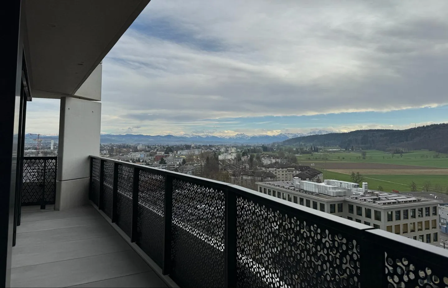 Appartement d'angle exclusif de 2,5 pièces avec panorama alpin au 13ème étage - Photo 7 sur 11