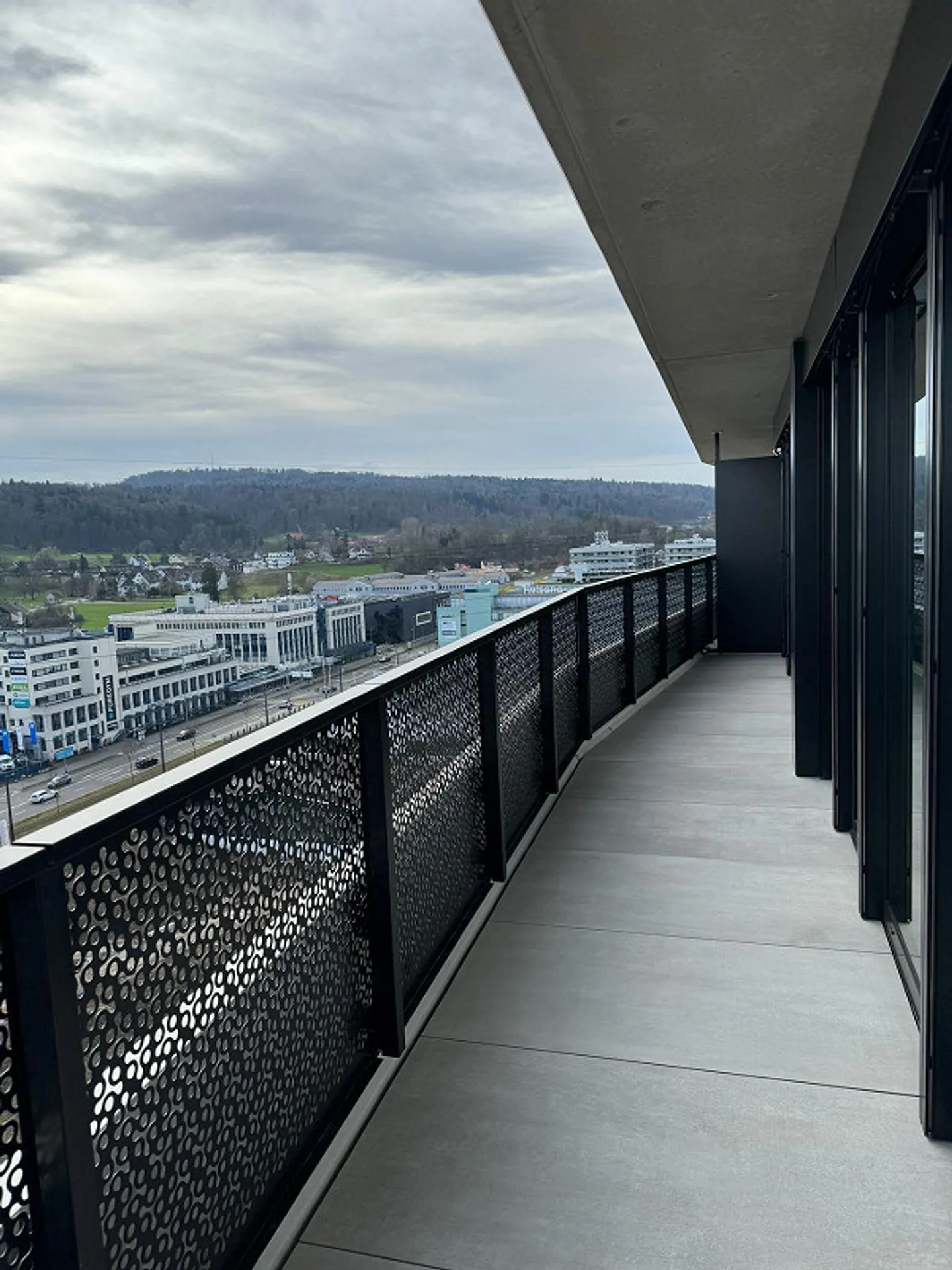 Appartement d'angle exclusif de 2,5 pièces avec panorama alpin au 13ème étage - Photo 8 sur 11