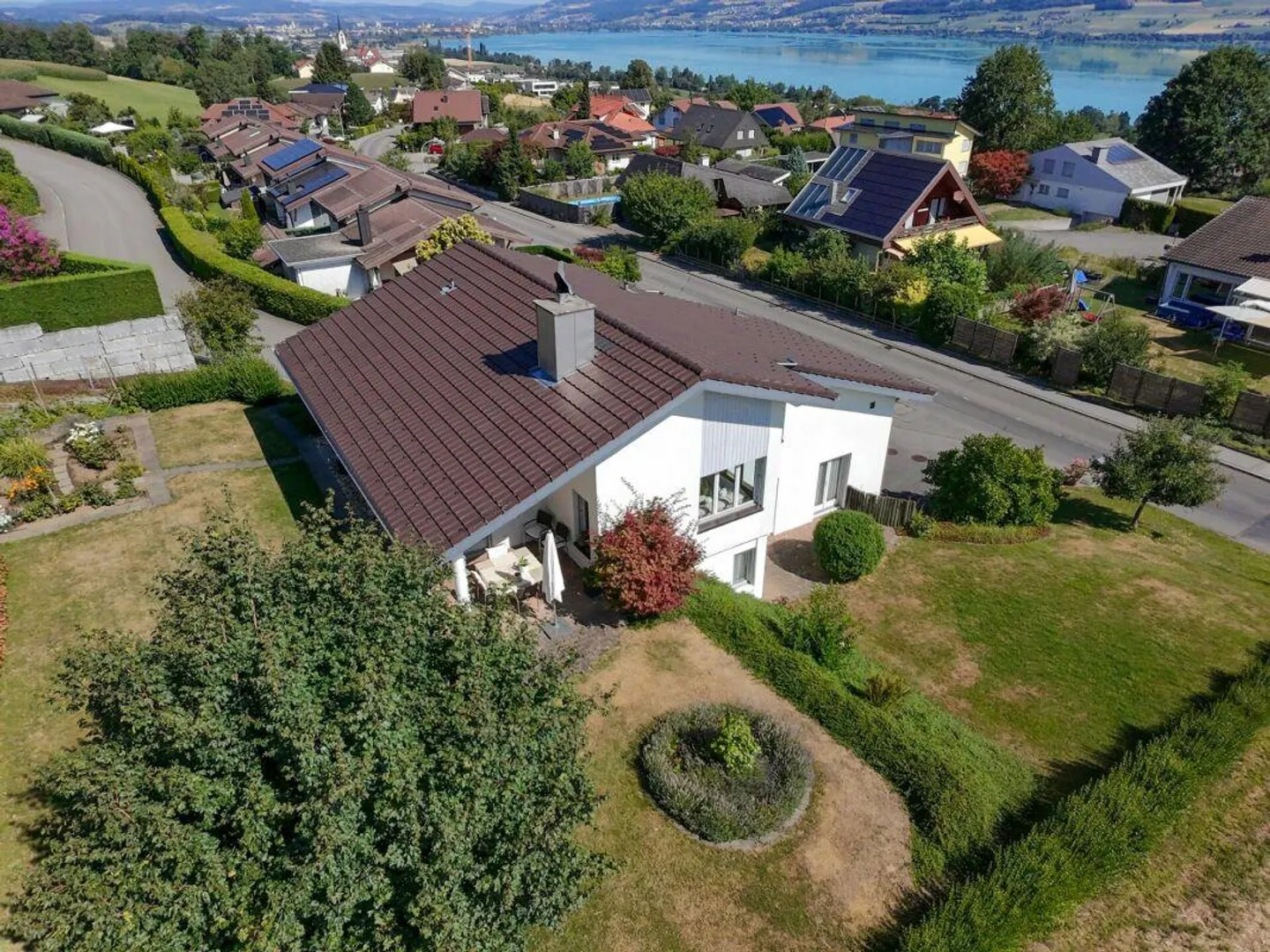 Wonderful location: Stylish 5.5-room single-family house (for sale by bidding process) - Photo 2 of 15