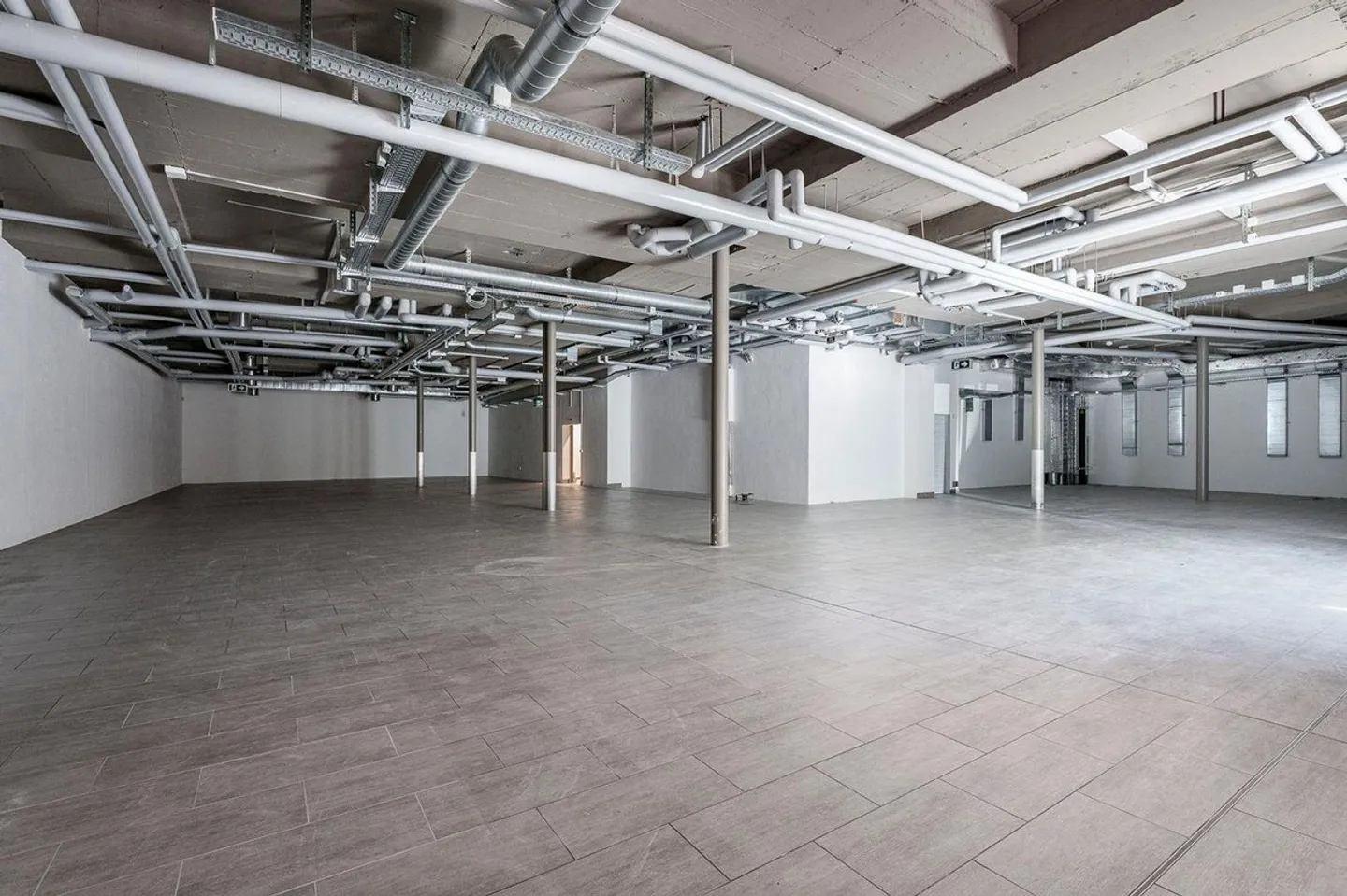 Retail space with very good visibility including cooling system - Ground floor! - Photo 8 of 13