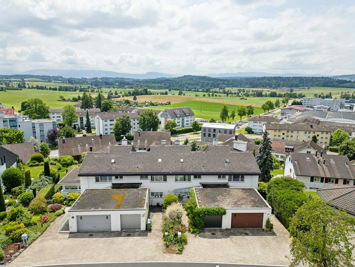 Panoramic view in your sunny 5.5-room corner house - Photo 1 of 13