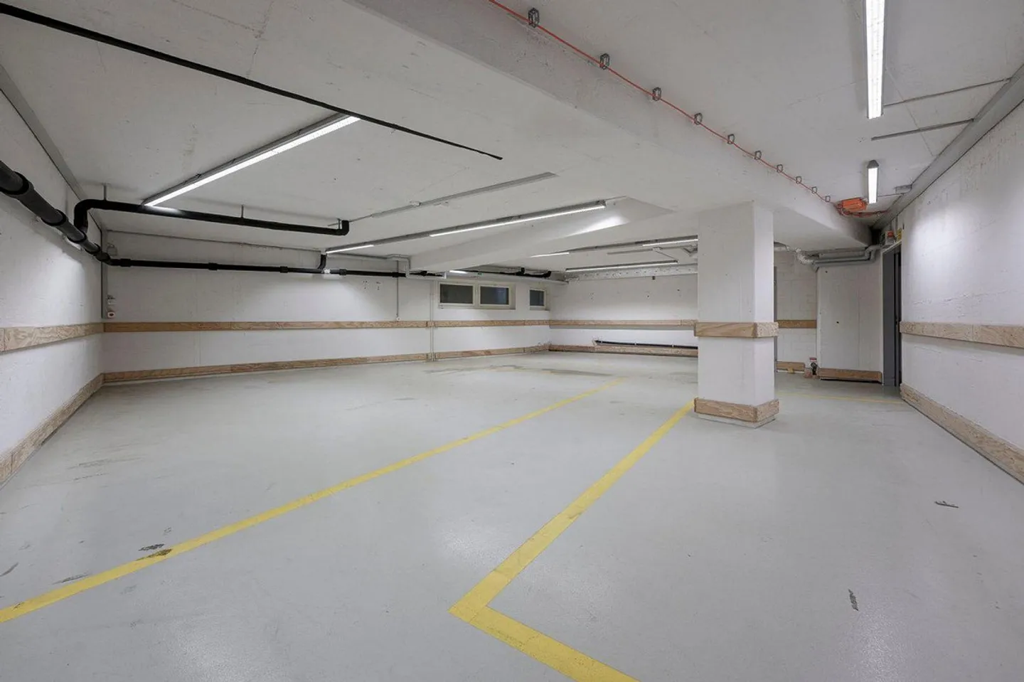 Retail space with very good visibility including cooling system - Ground floor! - Photo 13 of 13
