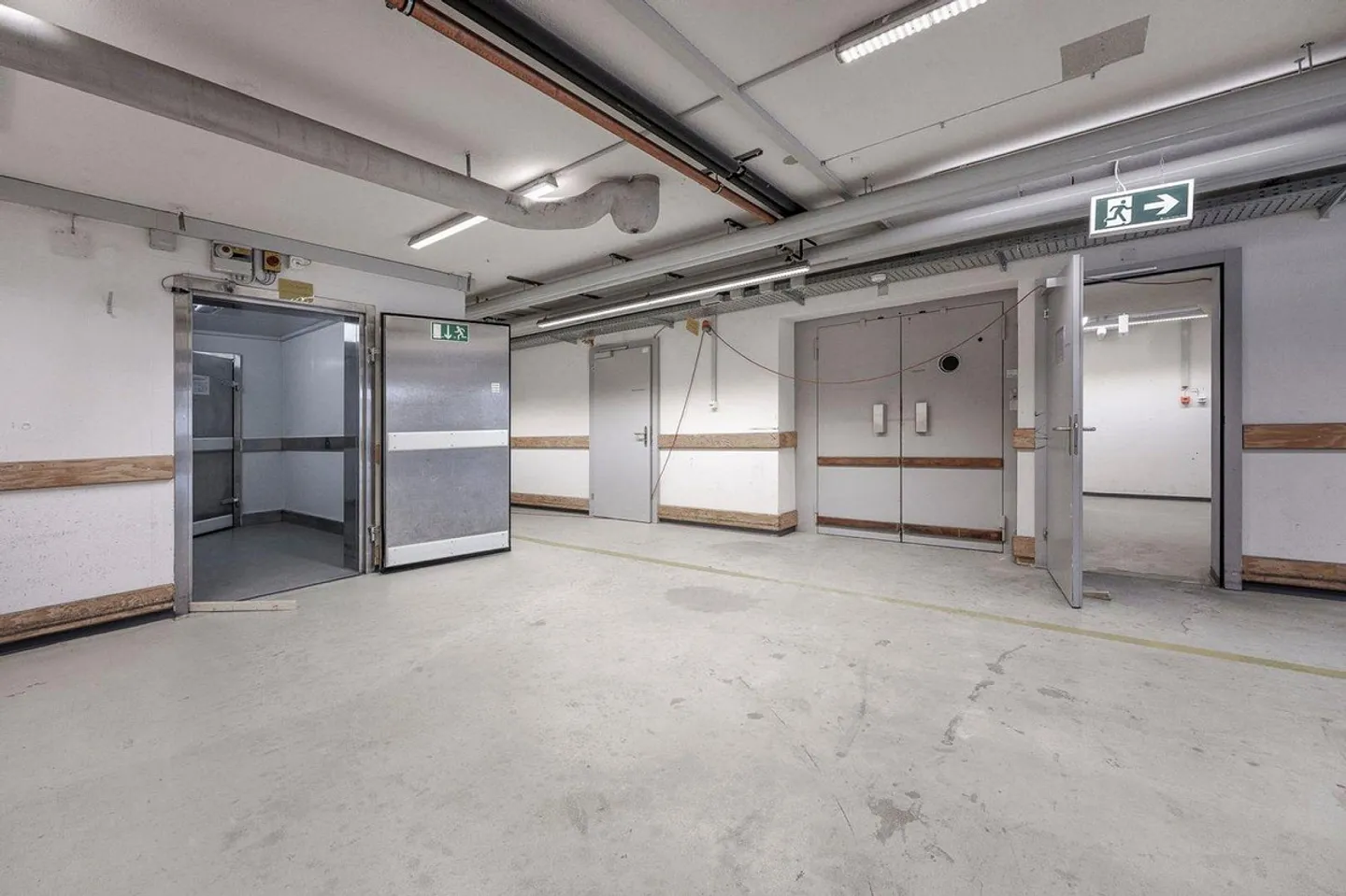 Retail space with very good visibility including cooling system - Ground floor! - Photo 11 of 13