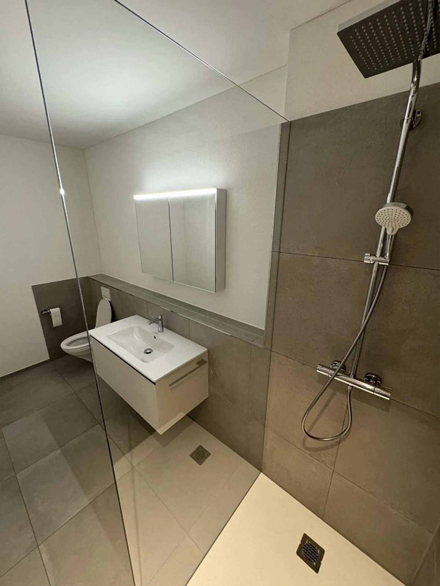 Appartement moderne de 4,5 pièces avec grande terrasse de jardin à Kaltbach - Photo 2 sur 7