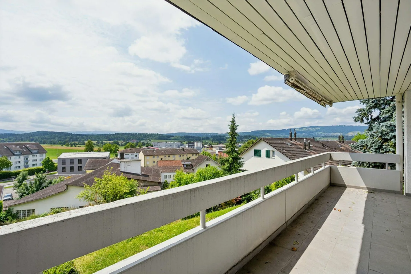 Panoramic view in your sunny 5.5-room corner house - Photo 6 of 13