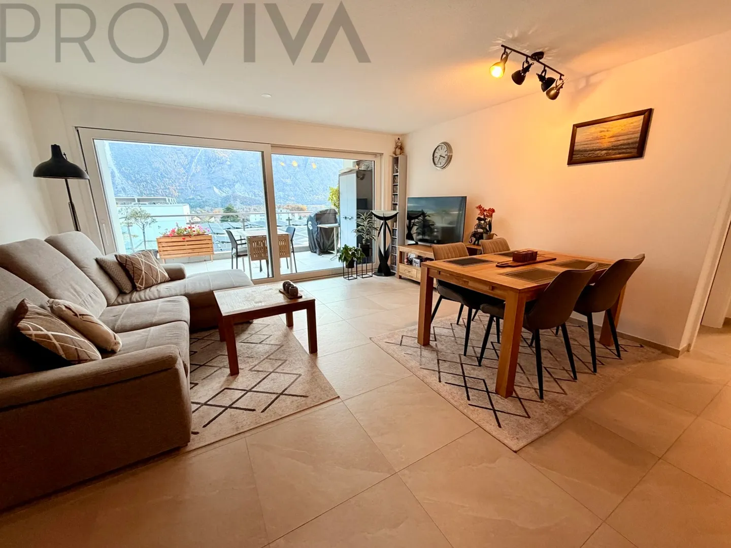 Hell, modern, grosse Terrasse und optimaler Sonnenschein - Foto 1 von 7