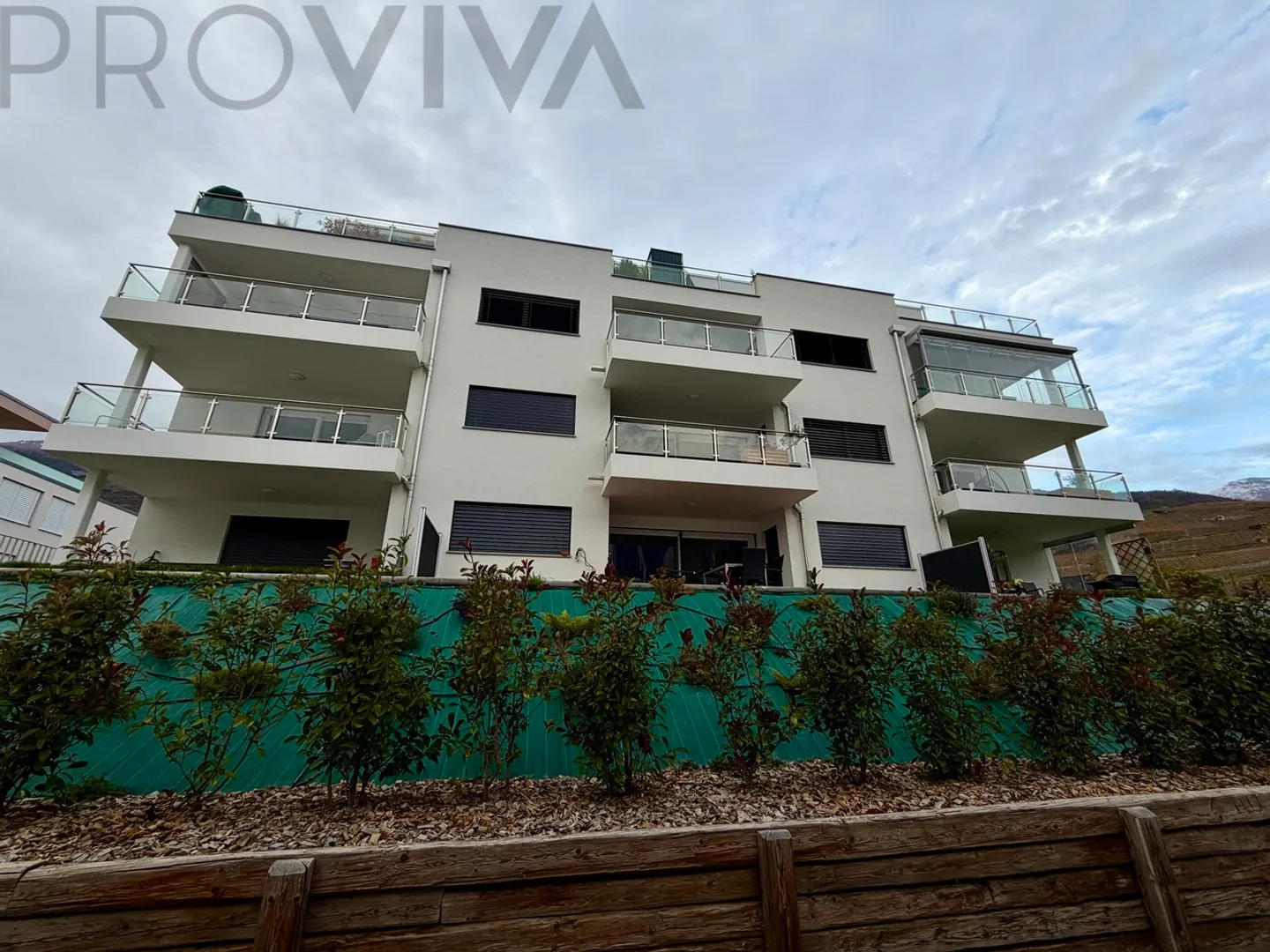 Hell, modern, grosse Terrasse und optimaler Sonnenschein - Foto 2 von 7