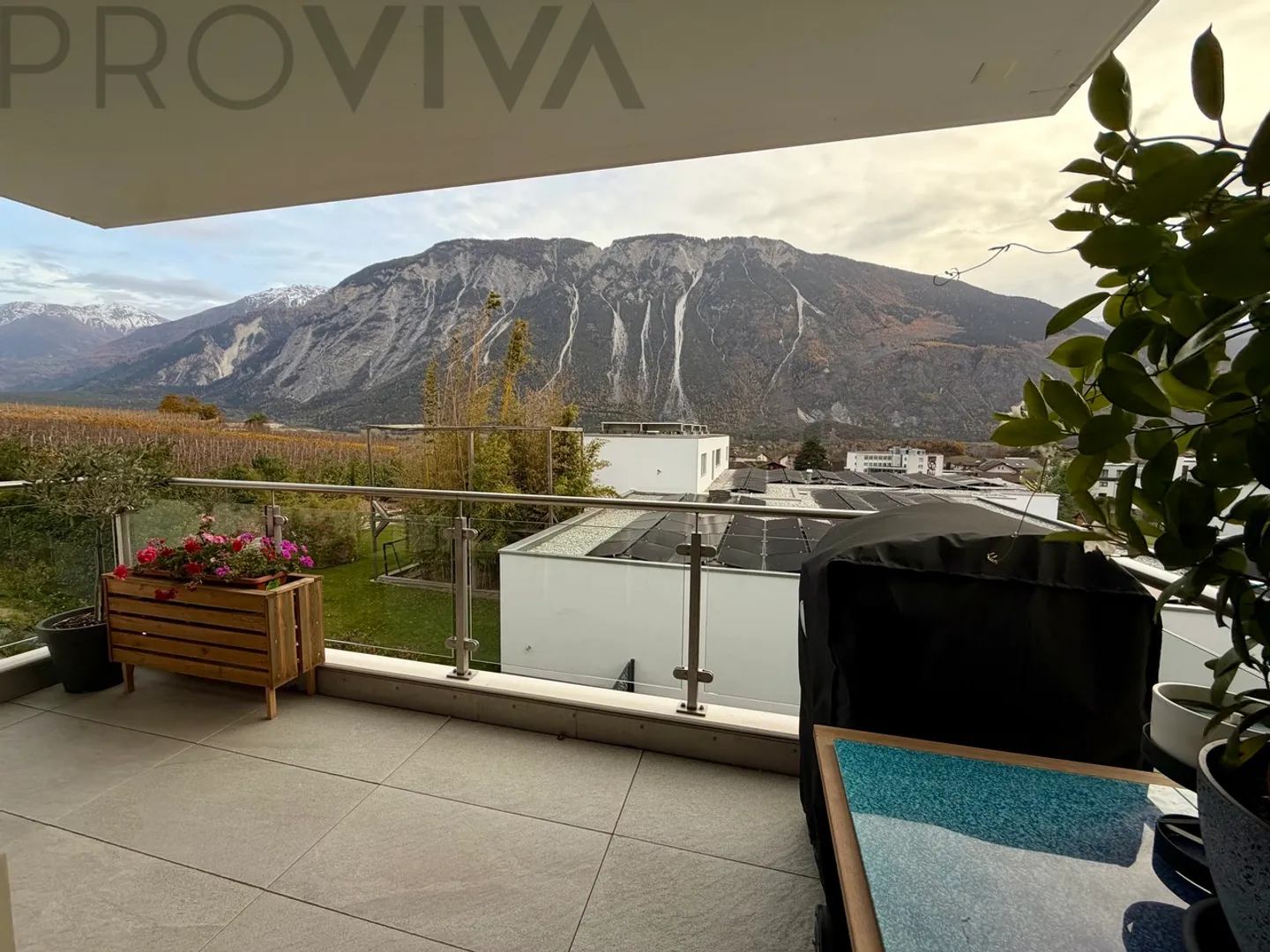 Hell, modern, grosse Terrasse und optimaler Sonnenschein - Foto 3 von 7