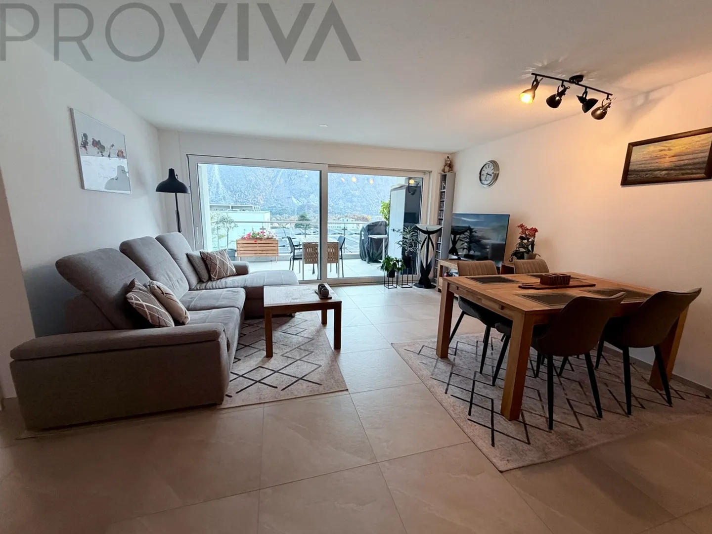 Hell, modern, grosse Terrasse und optimaler Sonnenschein - Foto 5 von 7