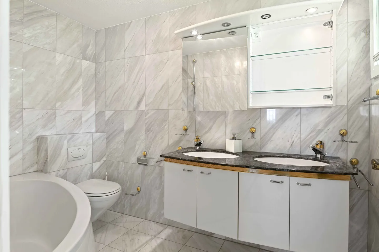 Piscina, giardino e vista lontana: casa familiare in posizione privilegiata - Foto 16 di 19