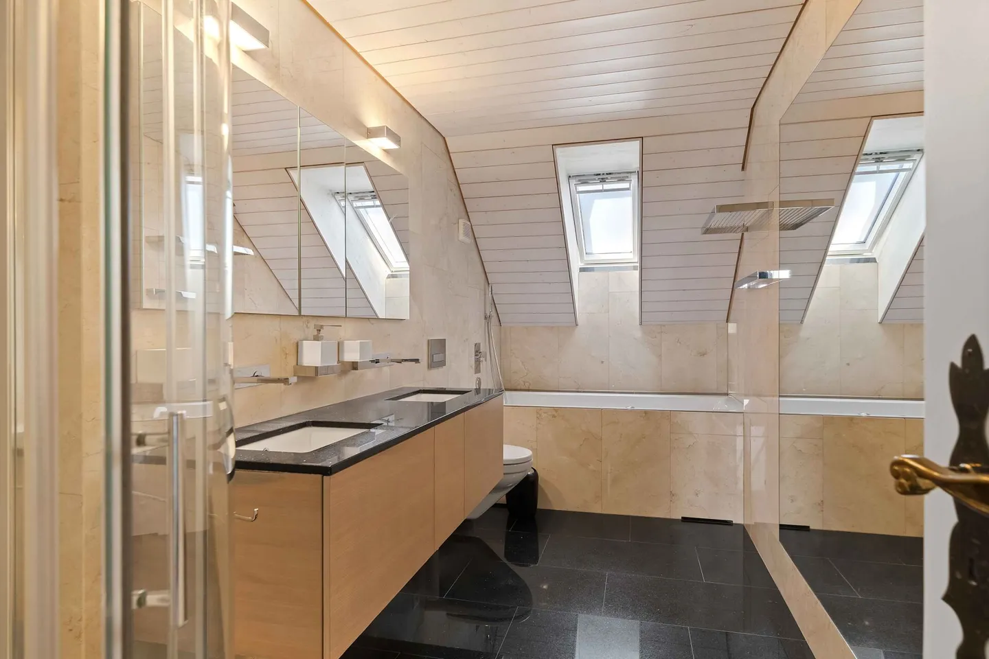 Piscina, giardino e vista lontana: casa familiare in posizione privilegiata - Foto 15 di 19