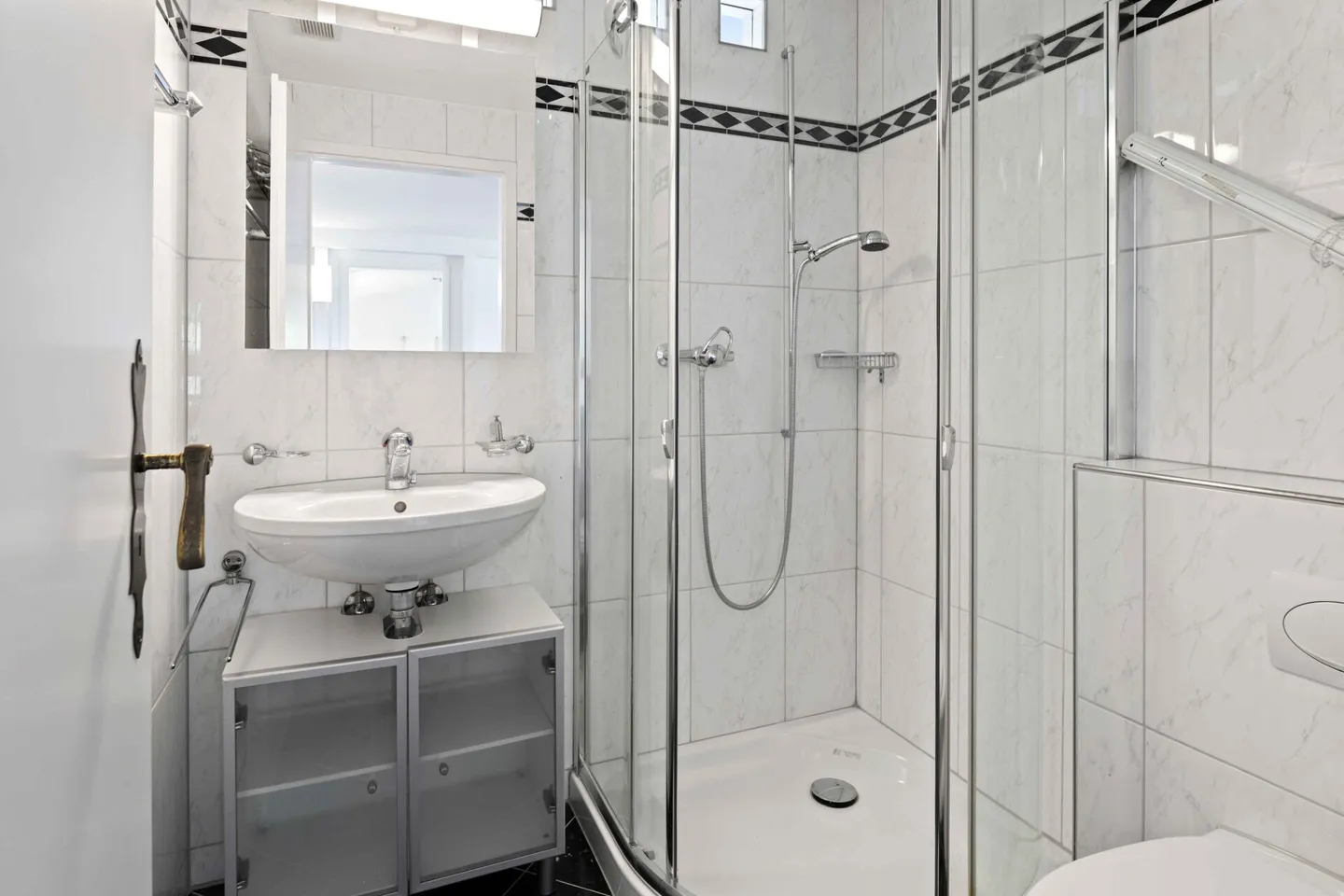 Piscina, giardino e vista lontana: casa familiare in posizione privilegiata - Foto 17 di 19