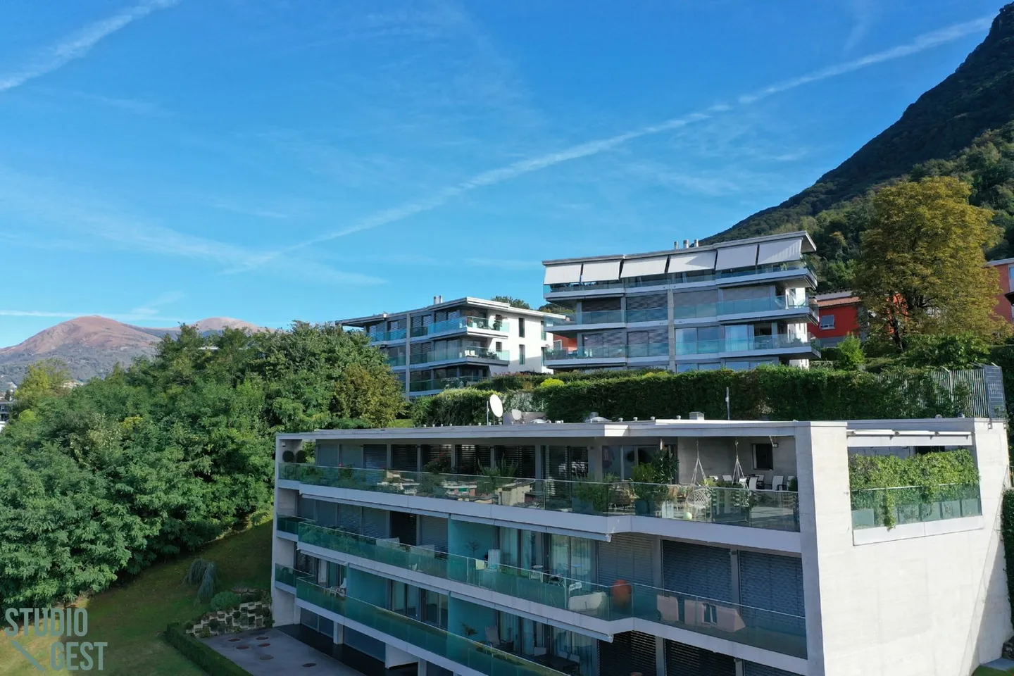 Elegante Attikawohnung mit sehr grosser überdachter Terrasse - Foto 1 von 25