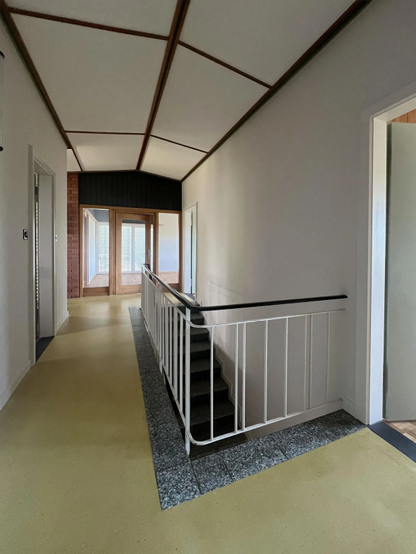 Renovated detached house with large studio room - Photo 2 of 11