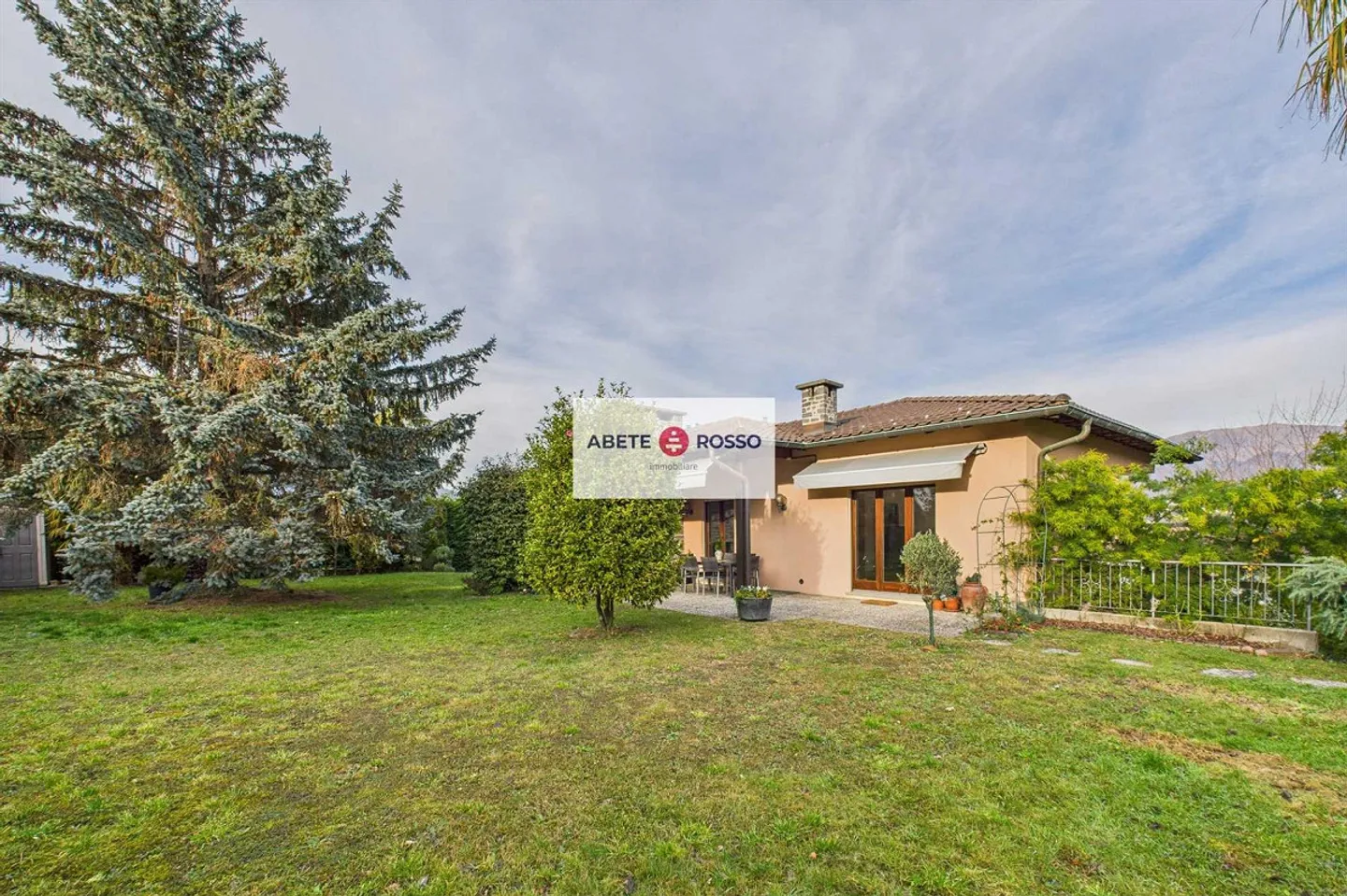 Appartamento con giardino privato in un'area residenziale esclusiva. - Foto 3 di 16