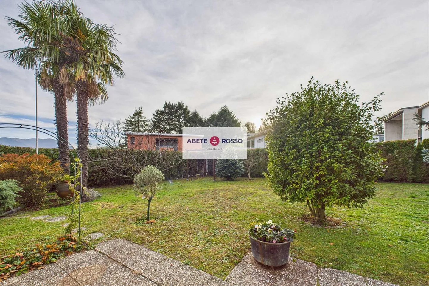 Appartamento con giardino privato in un'area residenziale esclusiva. - Foto 4 di 16