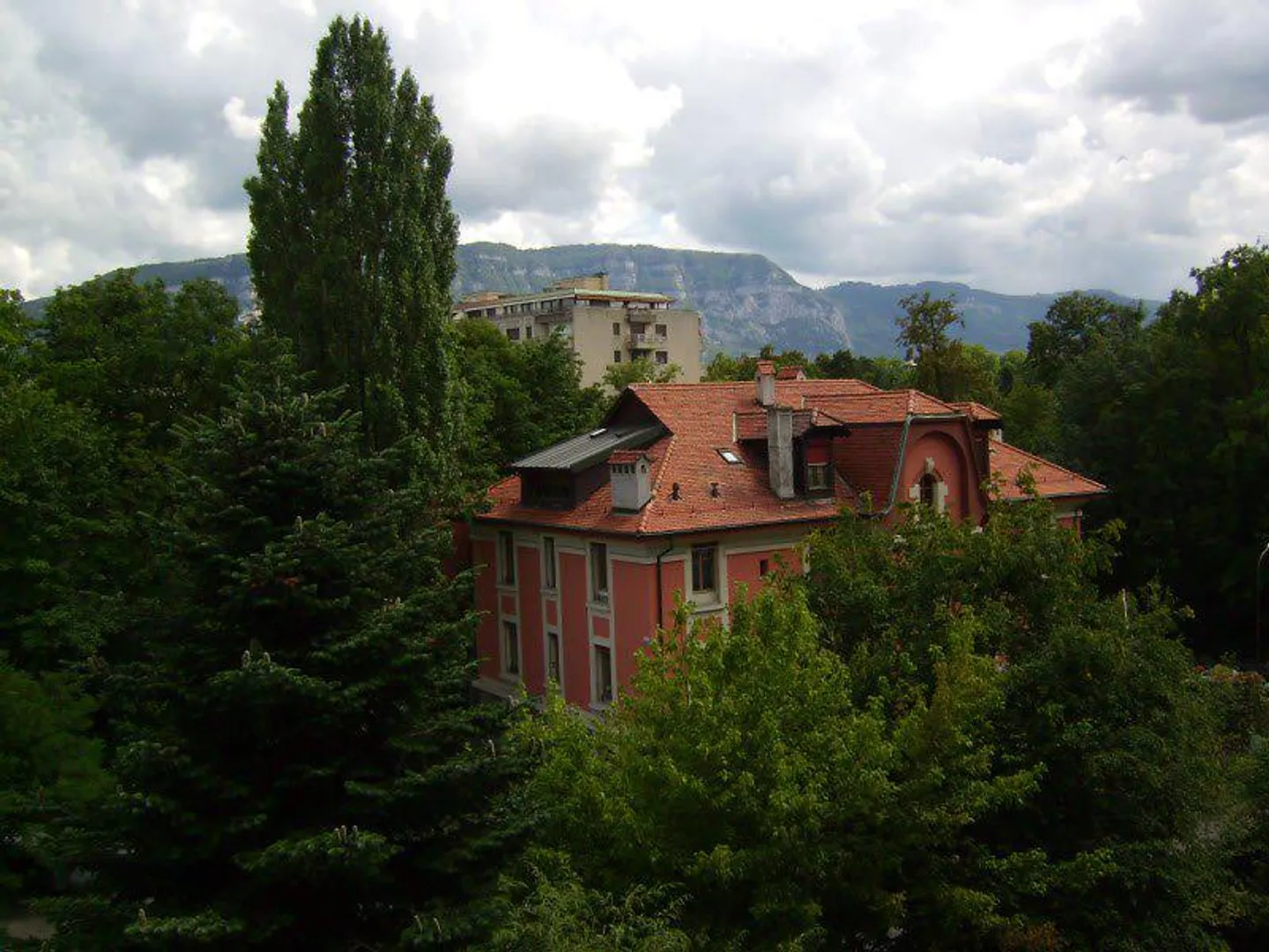 Beautiful 4 1/2 Room Furnished Contemporary in the Heart of Florissant - Photo 6 of 9