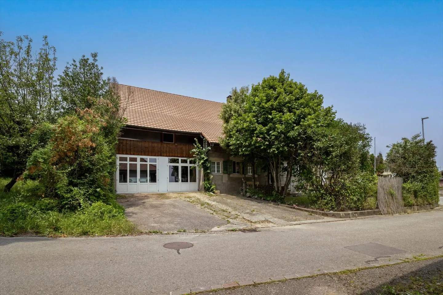 Corps de ferme de 820 m² comprenant 3 appartements et 2 granges partiellement ré - Photo 5 sur 13